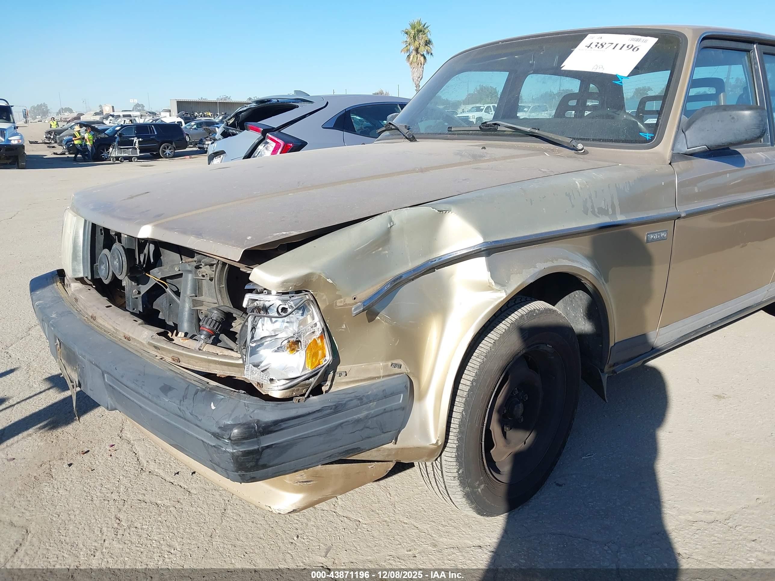 1991 Volvo 240   Gold vin: YV1AA8840M1441323