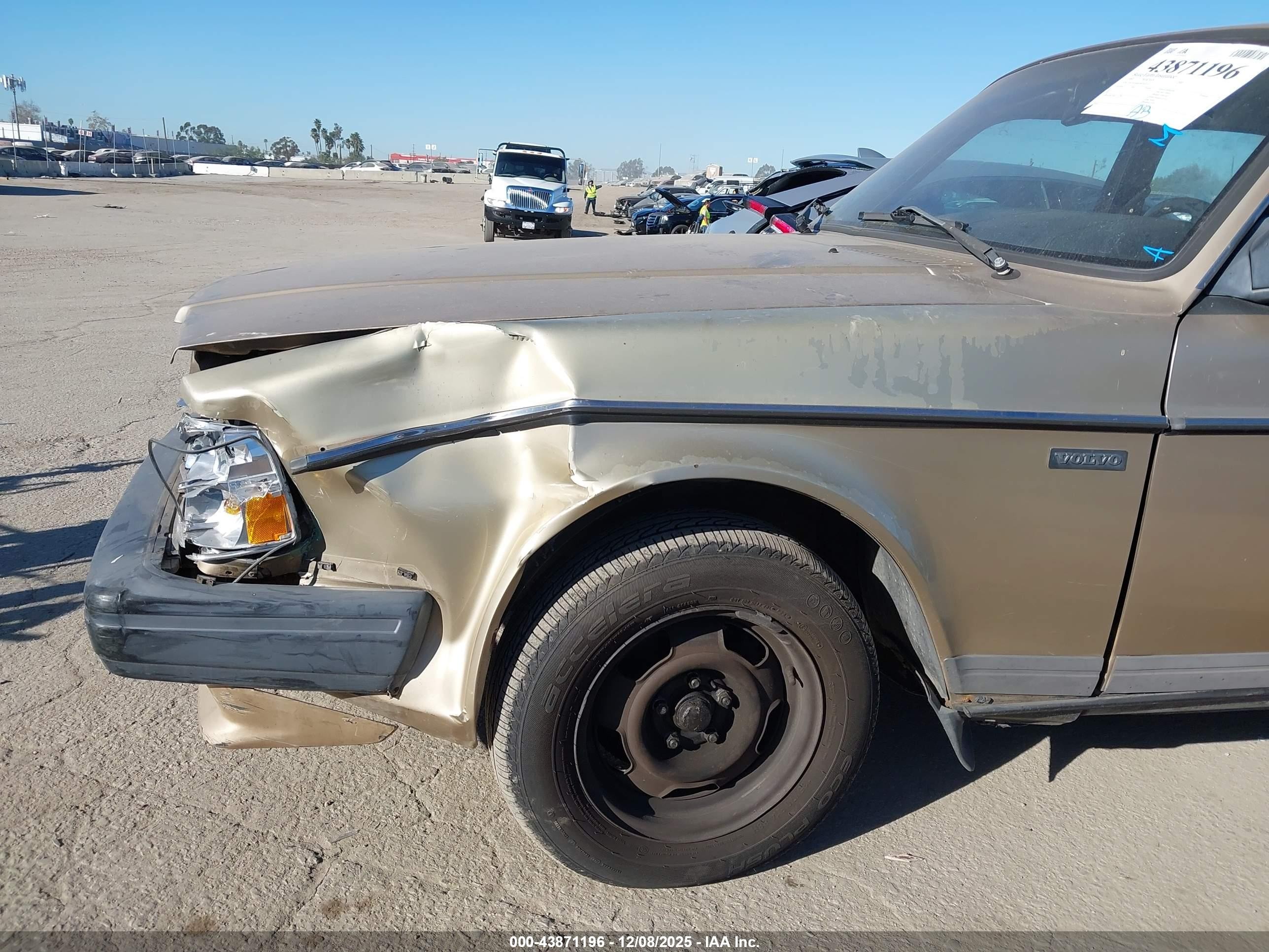 1991 Volvo 240   Gold vin: YV1AA8840M1441323