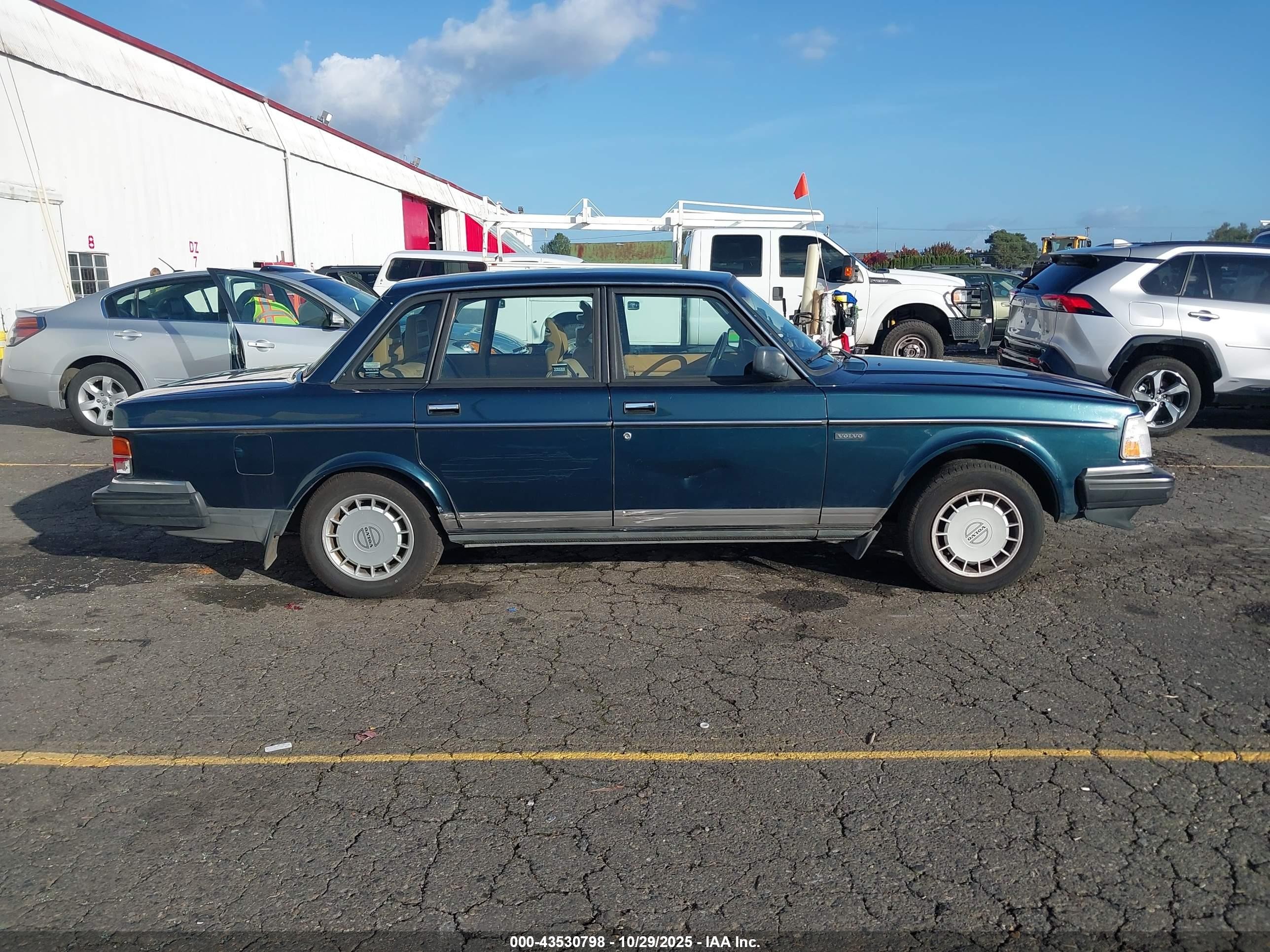 1991 Volvo 240   Green vin: YV1AA8842M1453392
