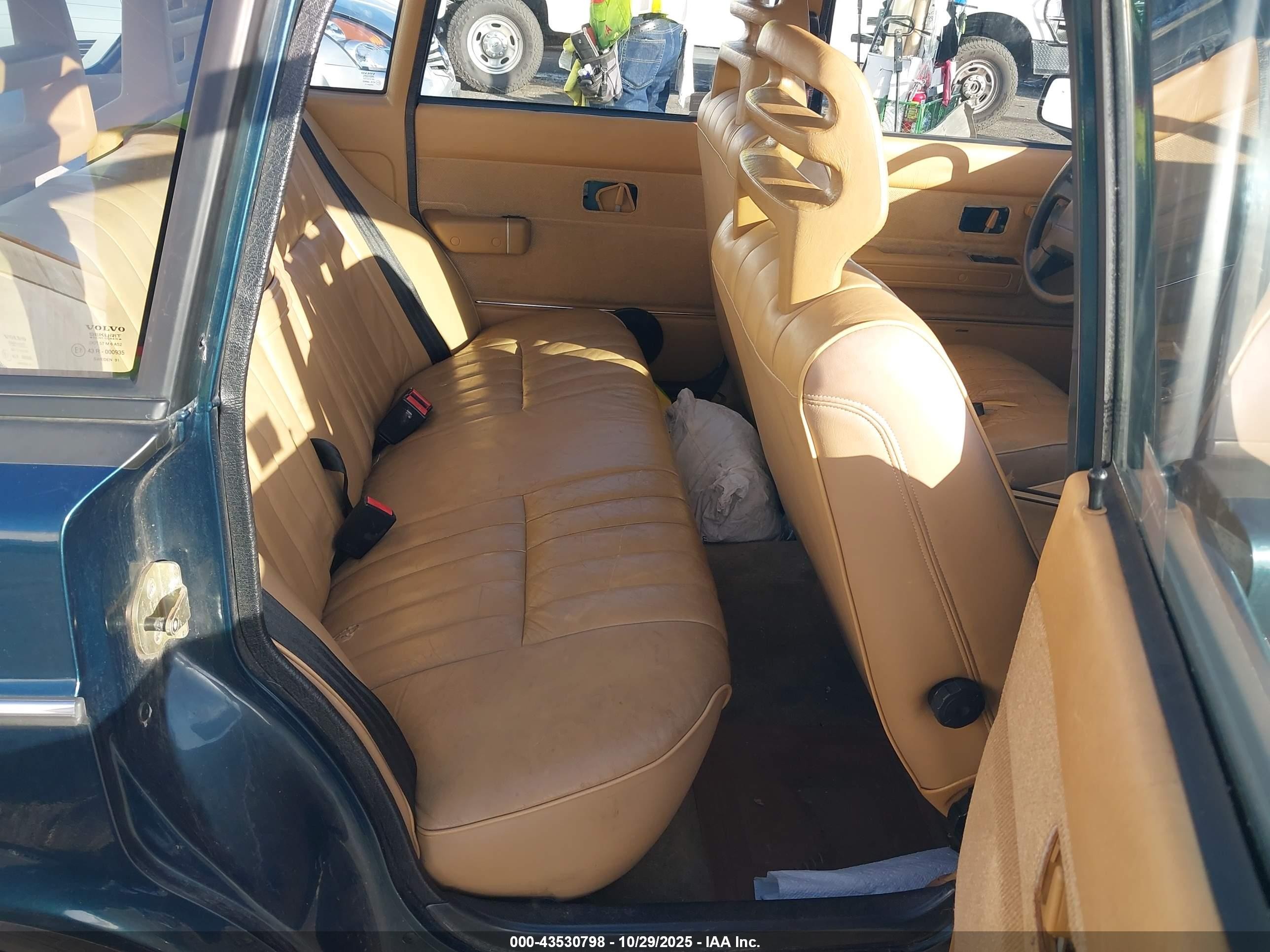 1991 Volvo 240   Green vin: YV1AA8842M1453392
