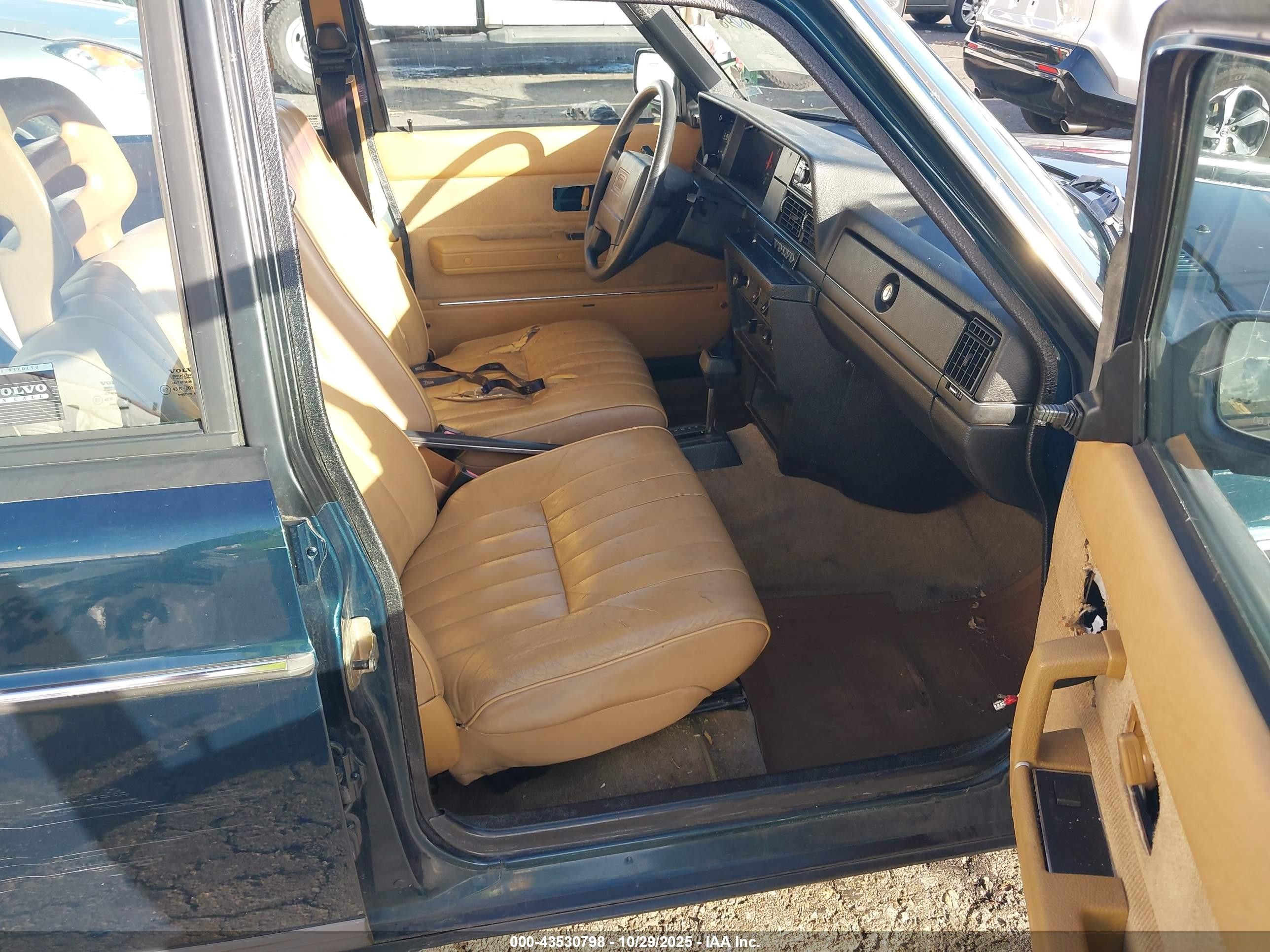 1991 Volvo 240   Green vin: YV1AA8842M1453392