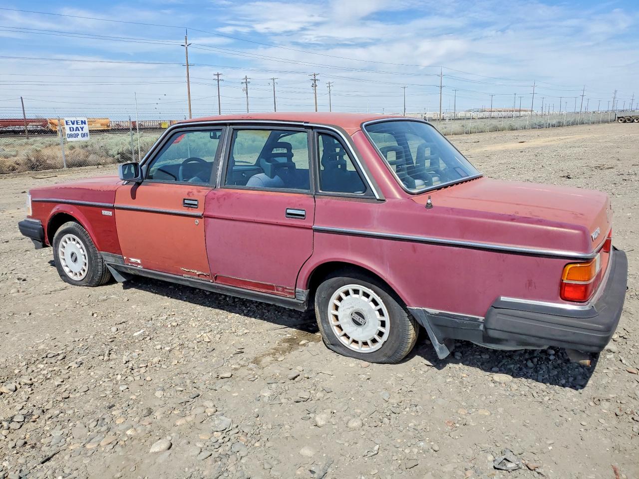 1990 Volvo 240 Base Burgundy vin: YV1AA8844L1393193