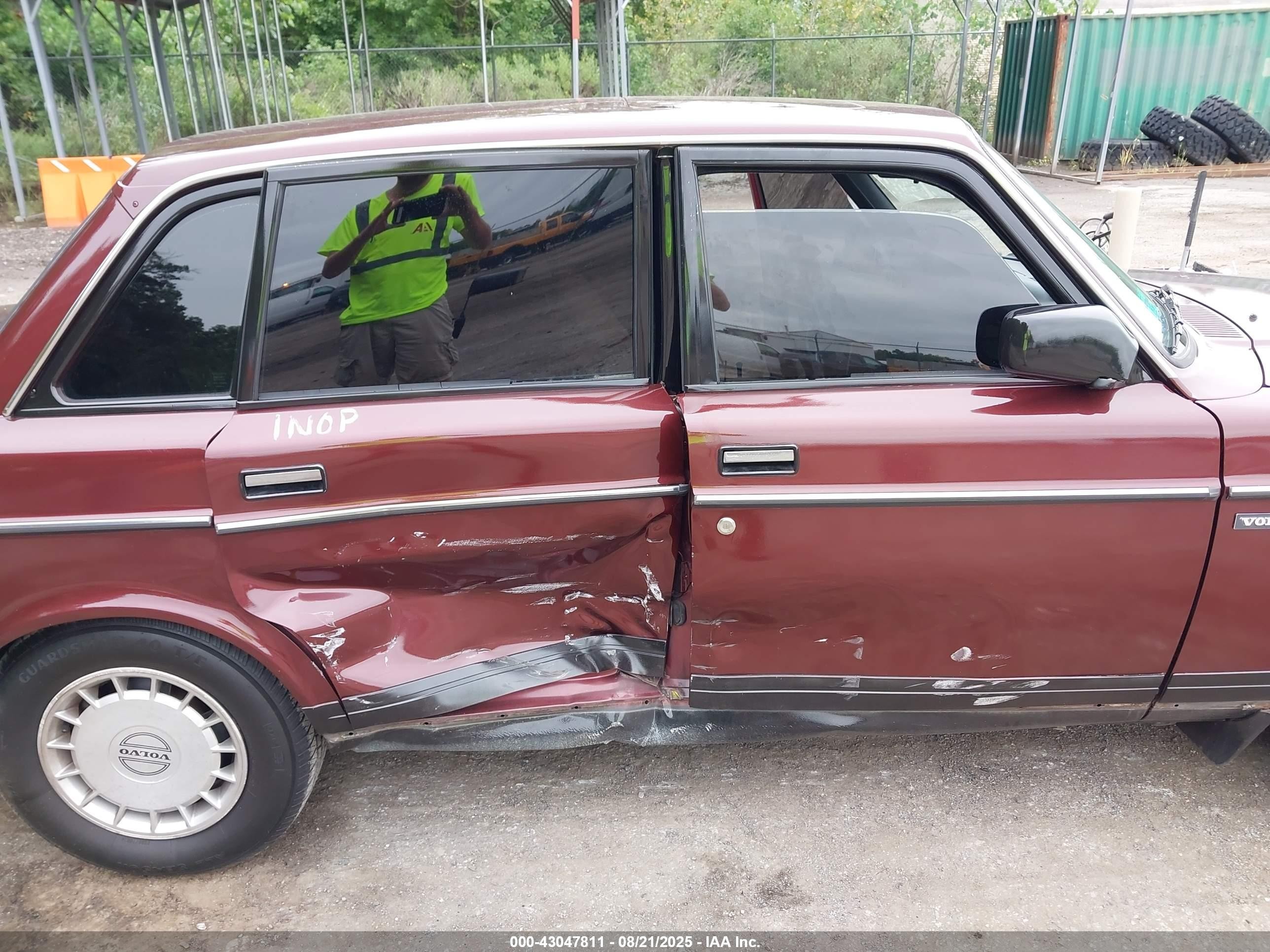 1991 Volvo 240   Burgundy vin: YV1AA8844M1435668