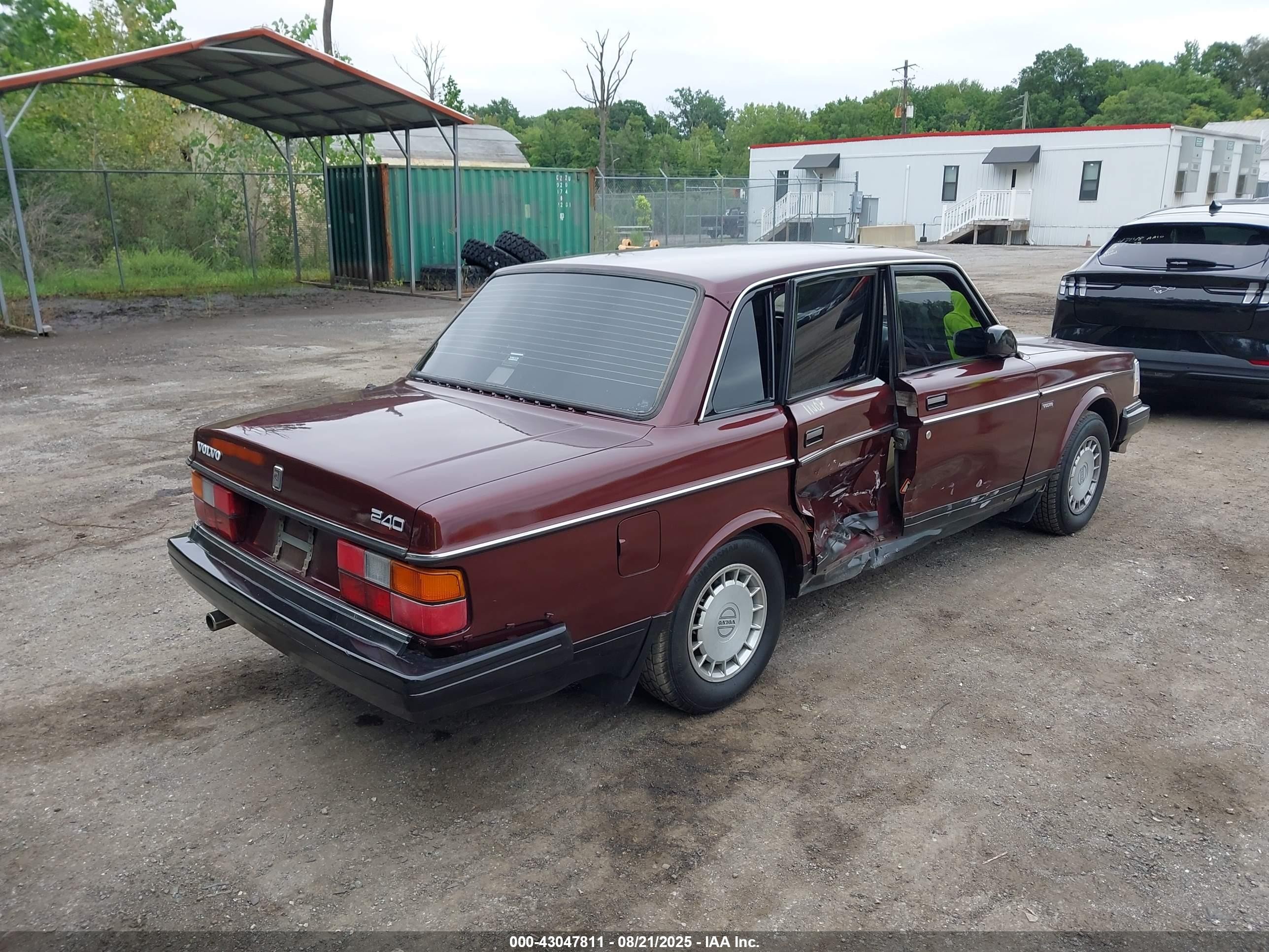 1991 Volvo 240   Burgundy vin: YV1AA8844M1435668