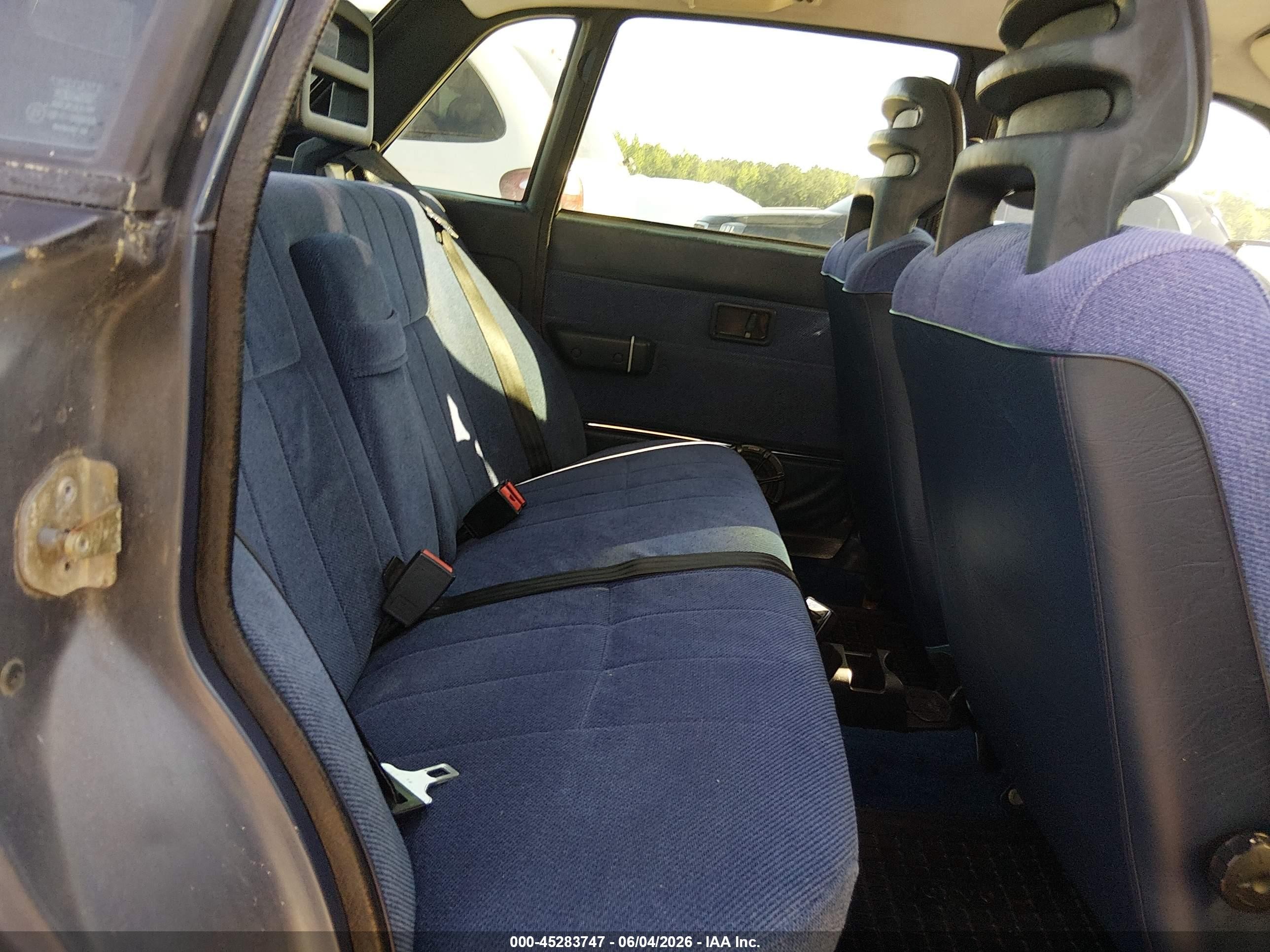 1991 Volvo 240   Blue vin: YV1AA8845M1447599