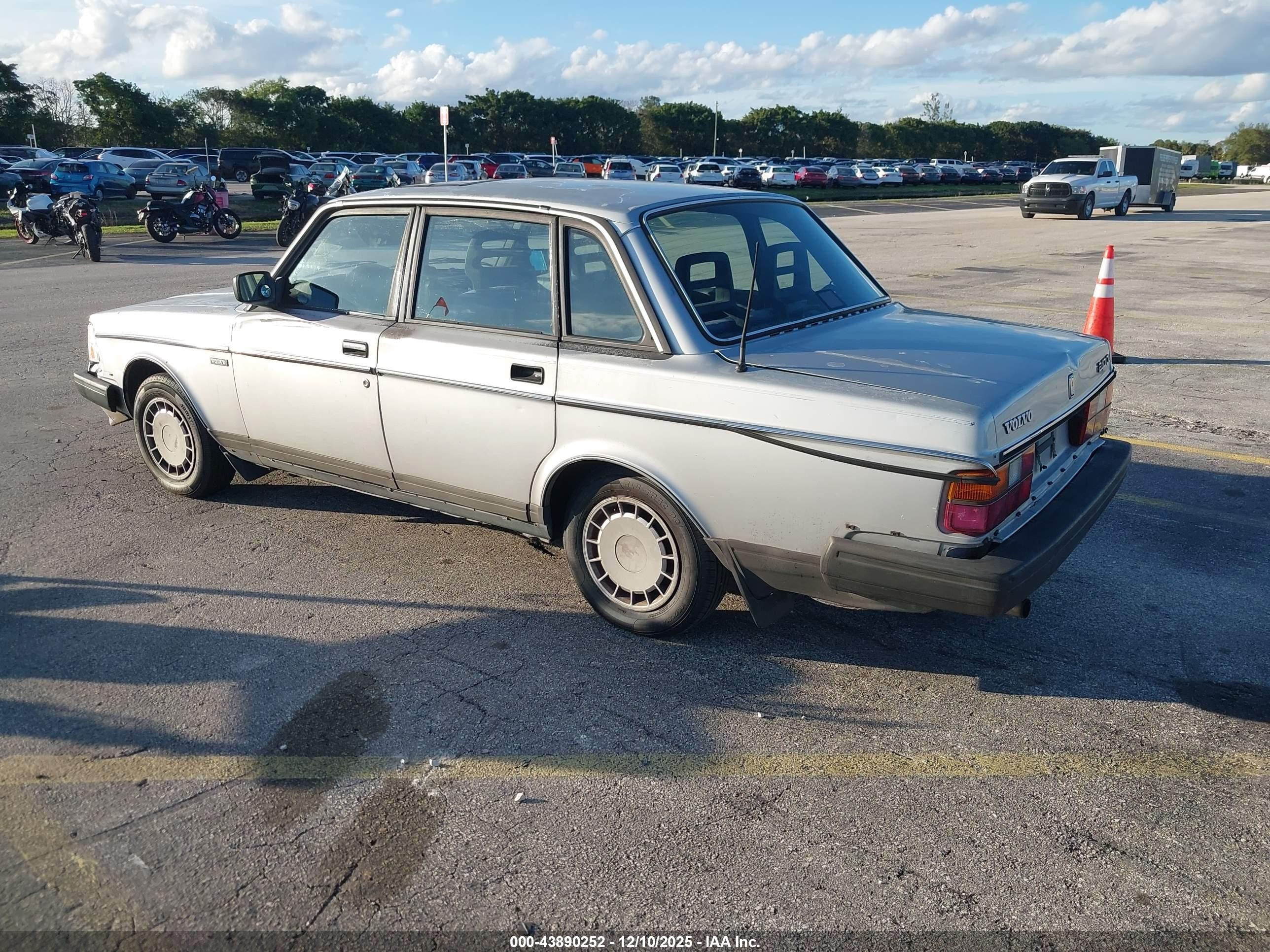 1990 Volvo 240 Dl Серебряный vin: YV1AA8846L1404467