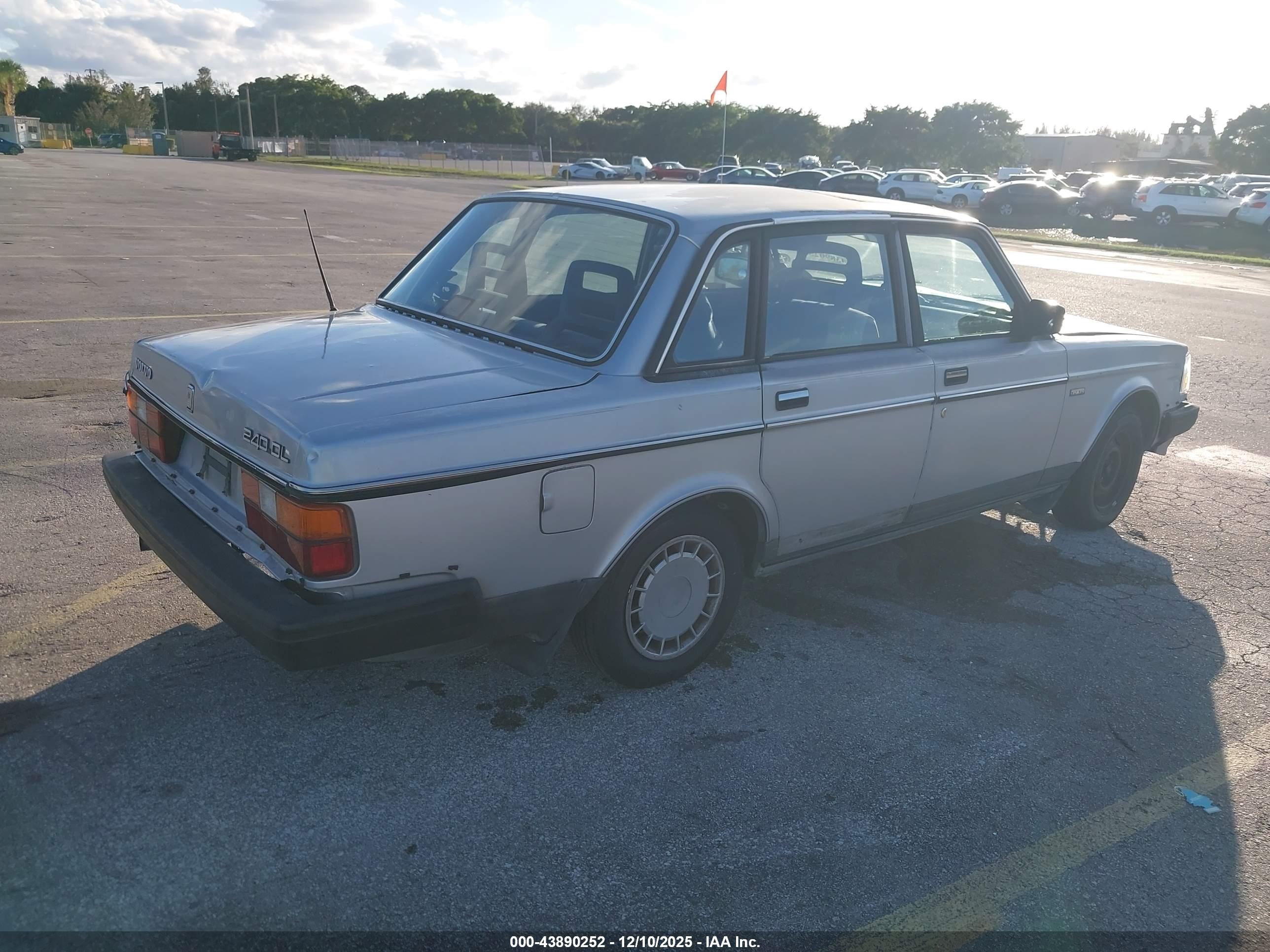 1990 Volvo 240 Dl Серебряный vin: YV1AA8846L1404467
