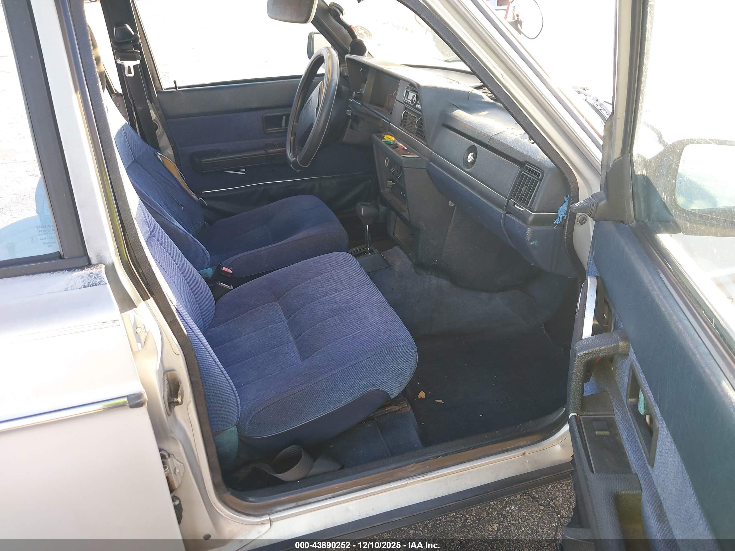 1990 Volvo 240 Dl Серебряный vin: YV1AA8846L1404467