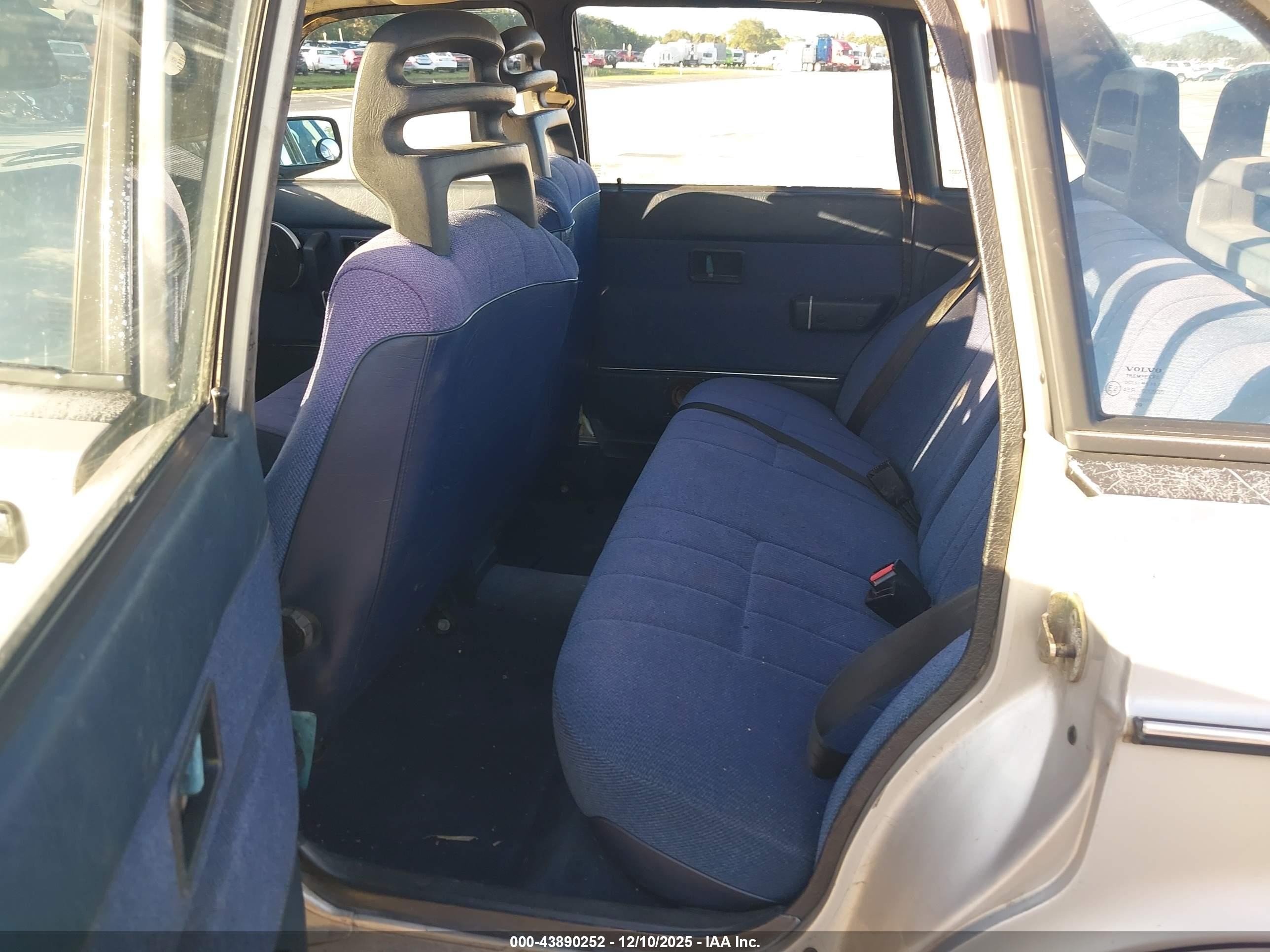 1990 Volvo 240 Dl Серебряный vin: YV1AA8846L1404467