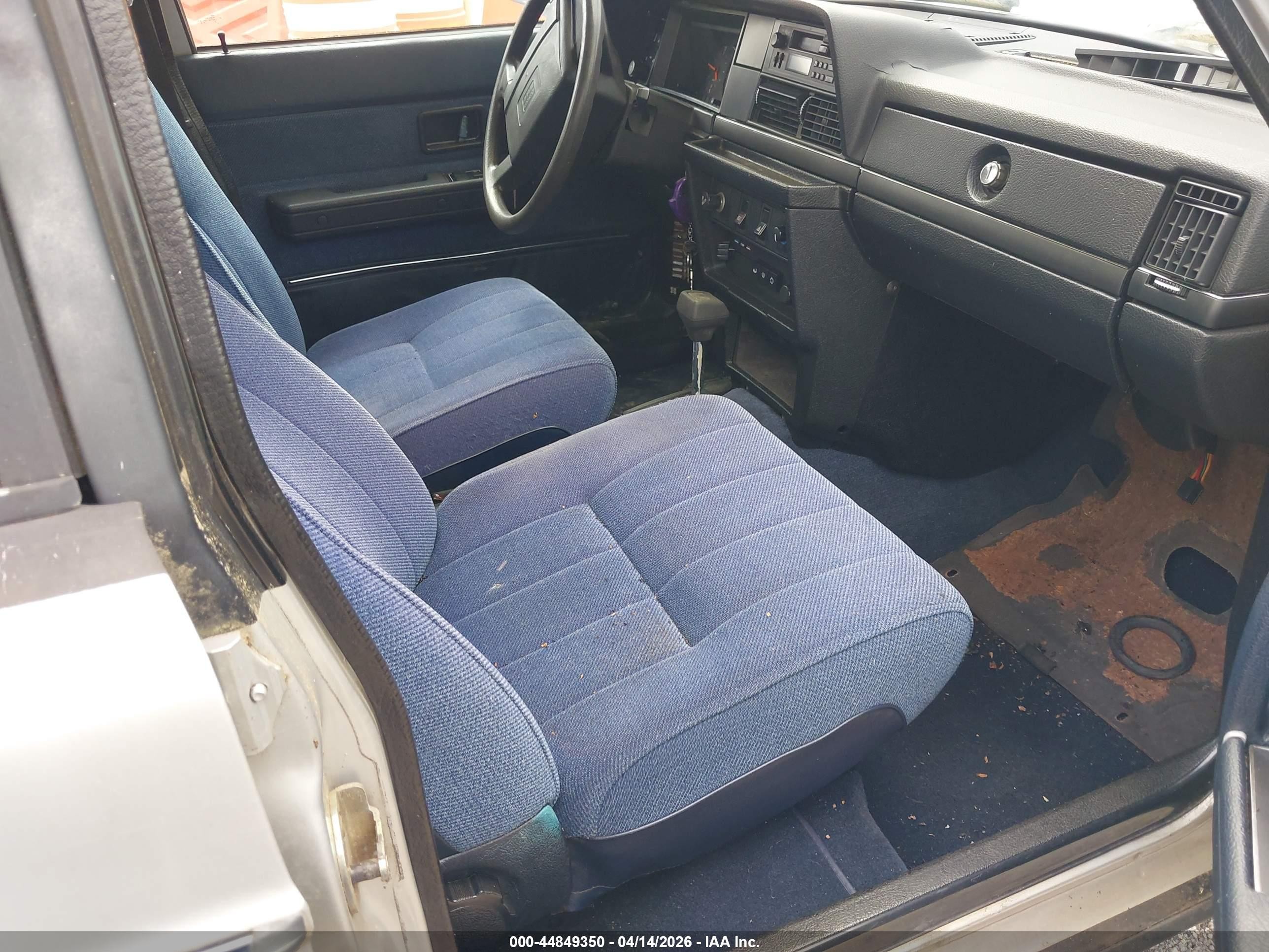 1990 Volvo 240 Dl Silver vin: YV1AA8847L142237 