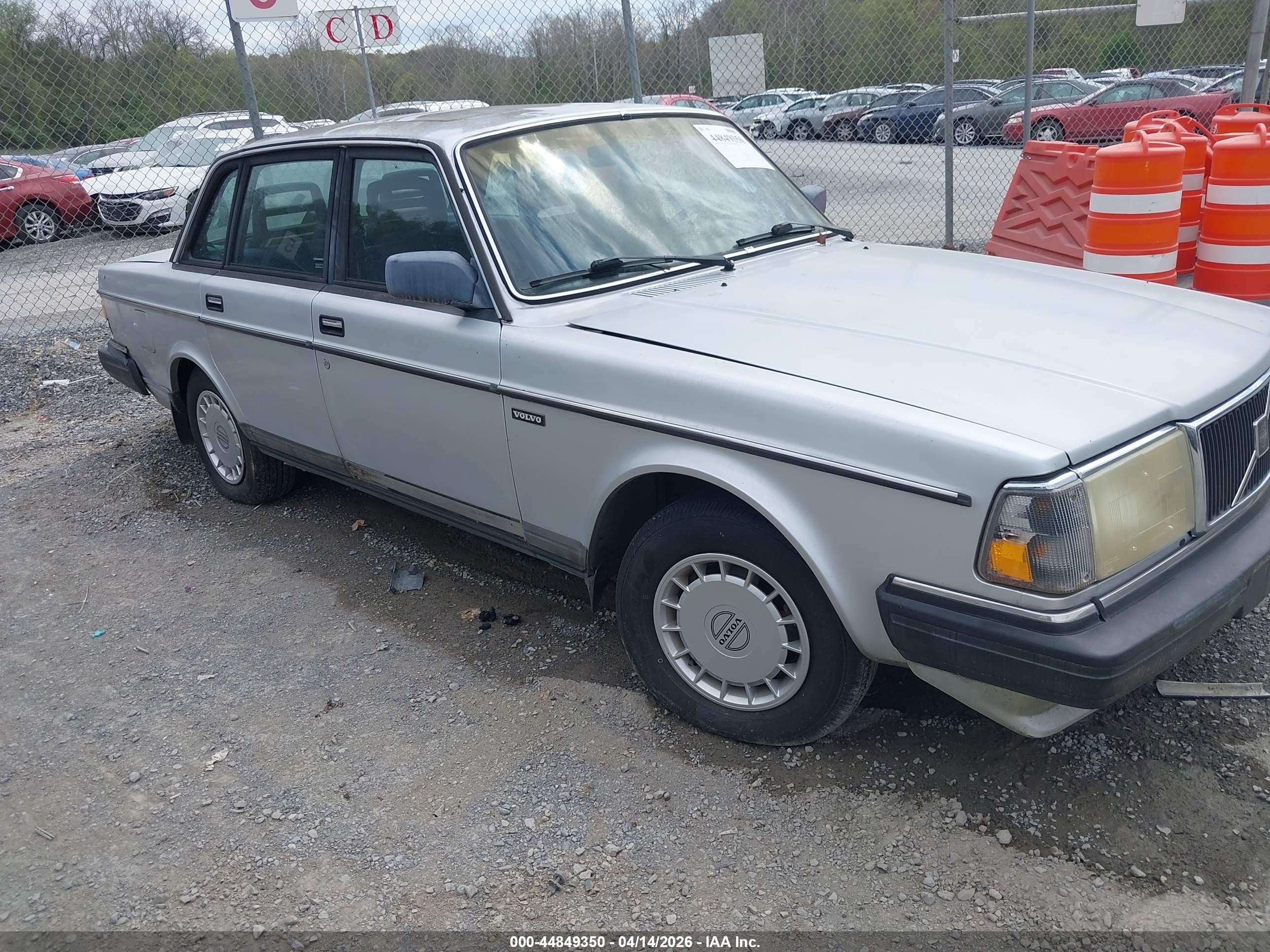 1990 Volvo 240 Dl Silver vin: YV1AA8847L142237 