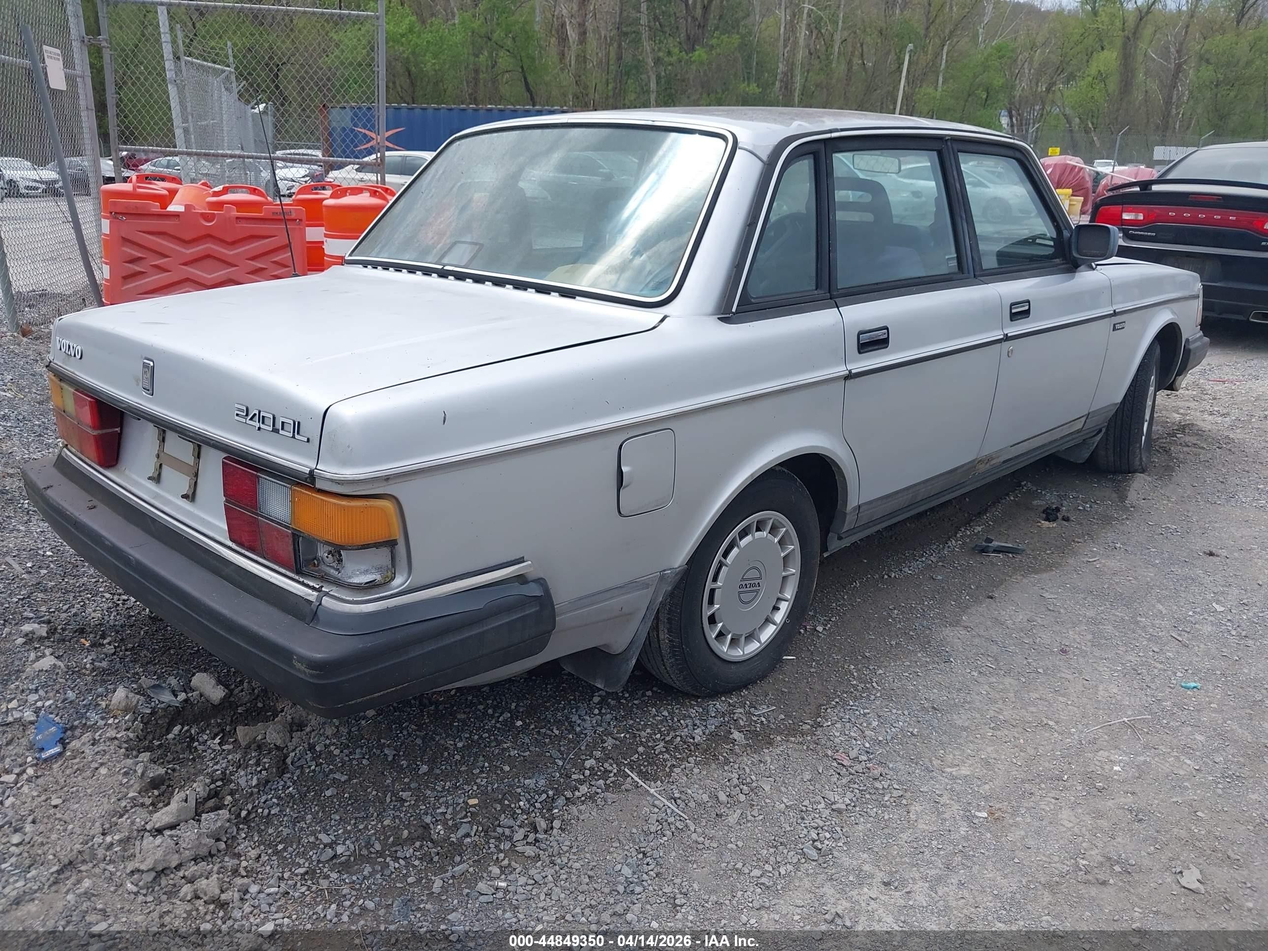 1990 Volvo 240 Dl Silver vin: YV1AA8847L142237 