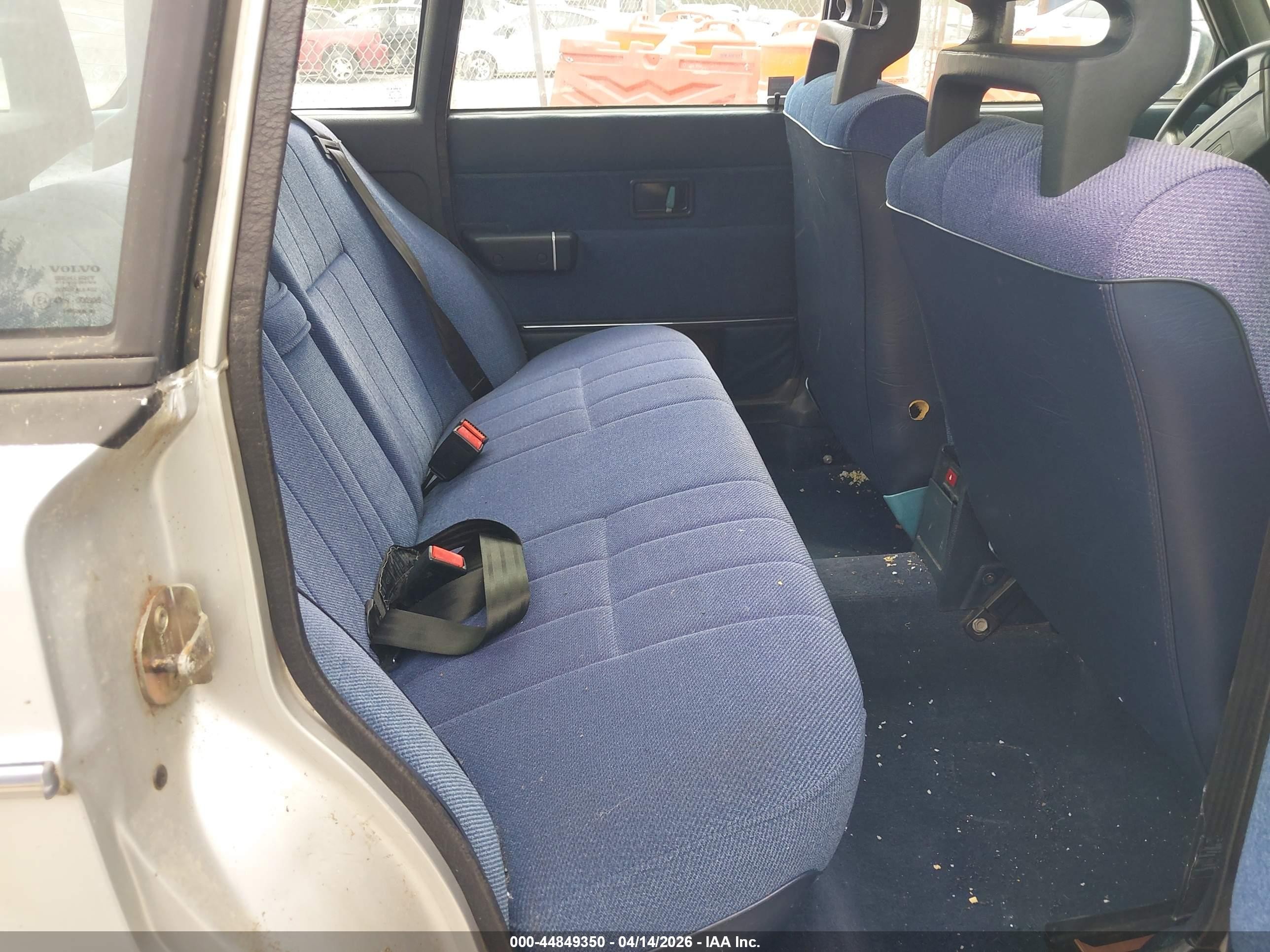 1990 Volvo 240 Dl Silver vin: YV1AA8847L142237 