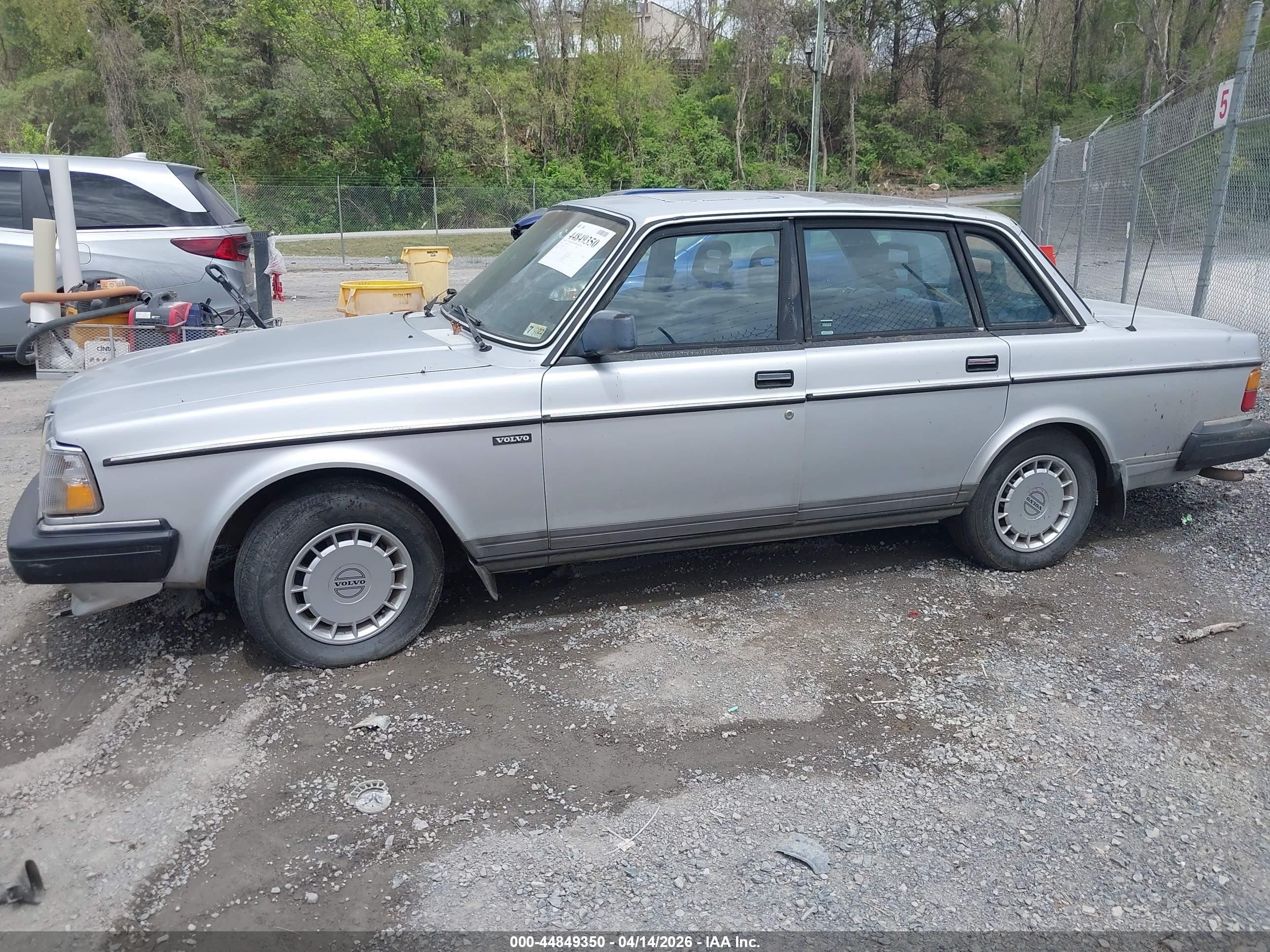 1990 Volvo 240 Dl Silver vin: YV1AA8847L142237 
