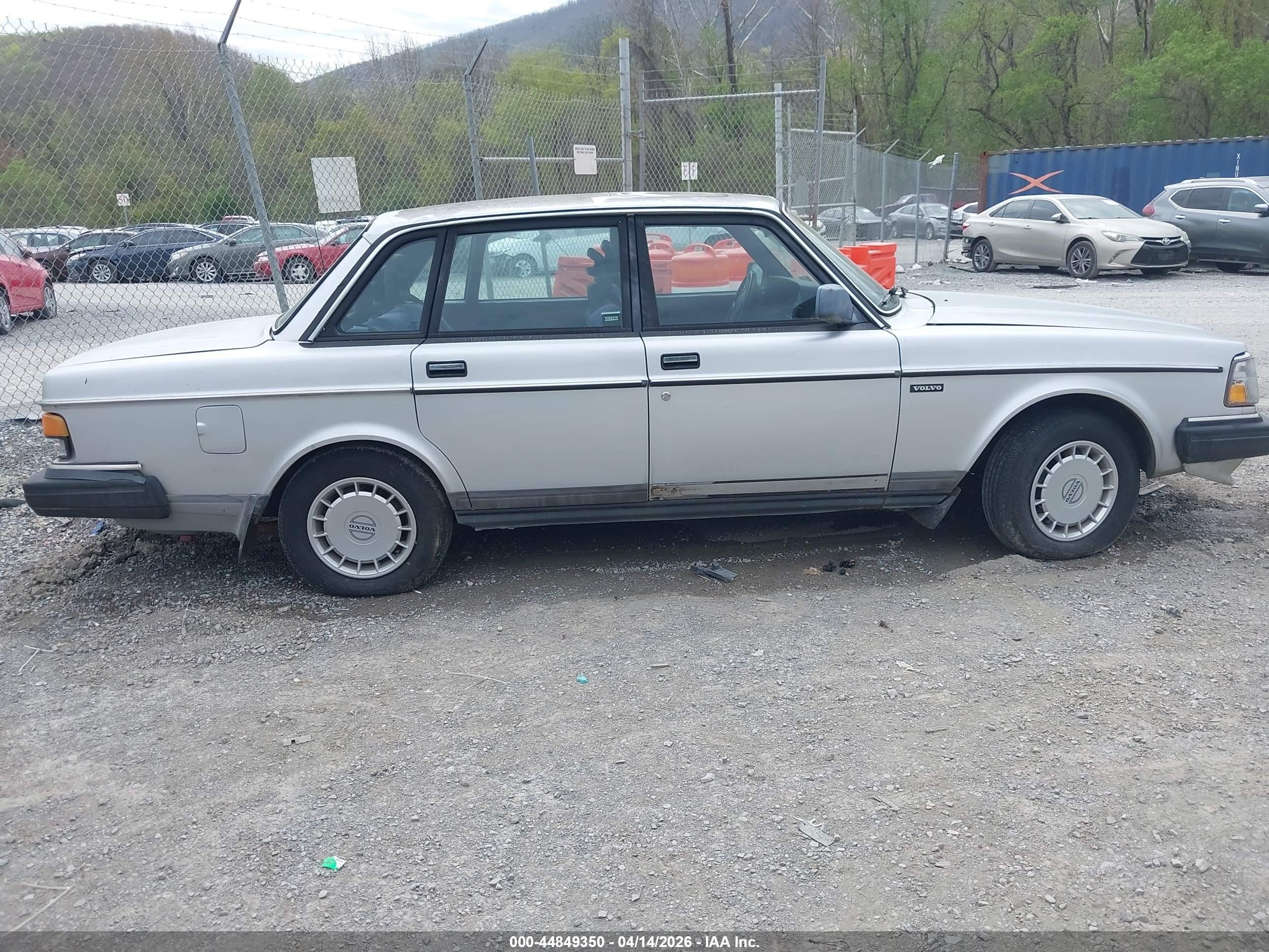 1990 Volvo 240 Dl Silver vin: YV1AA8847L142237 