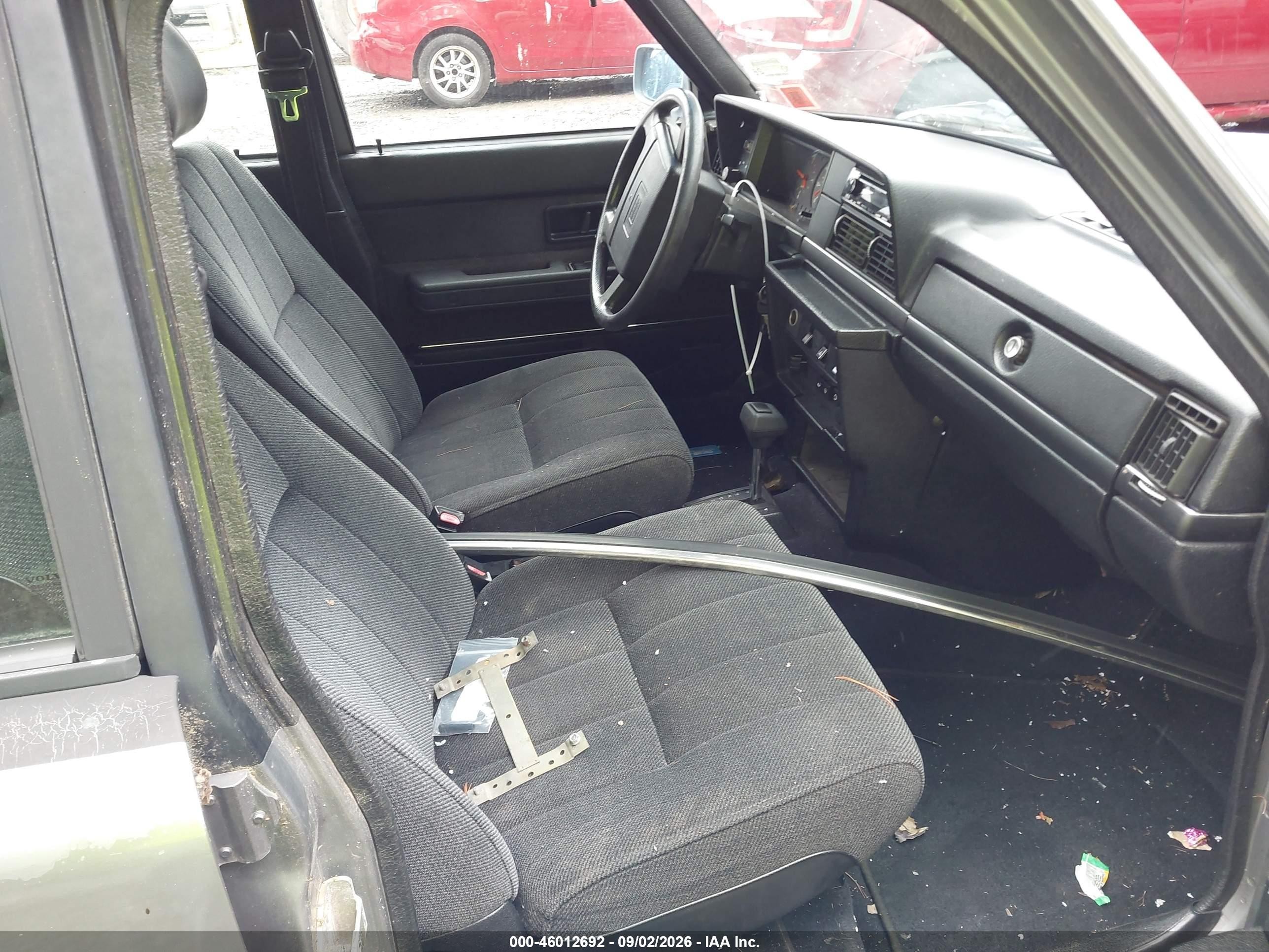 1991 Volvo 240   Silver vin: YV1AA8847M1446308