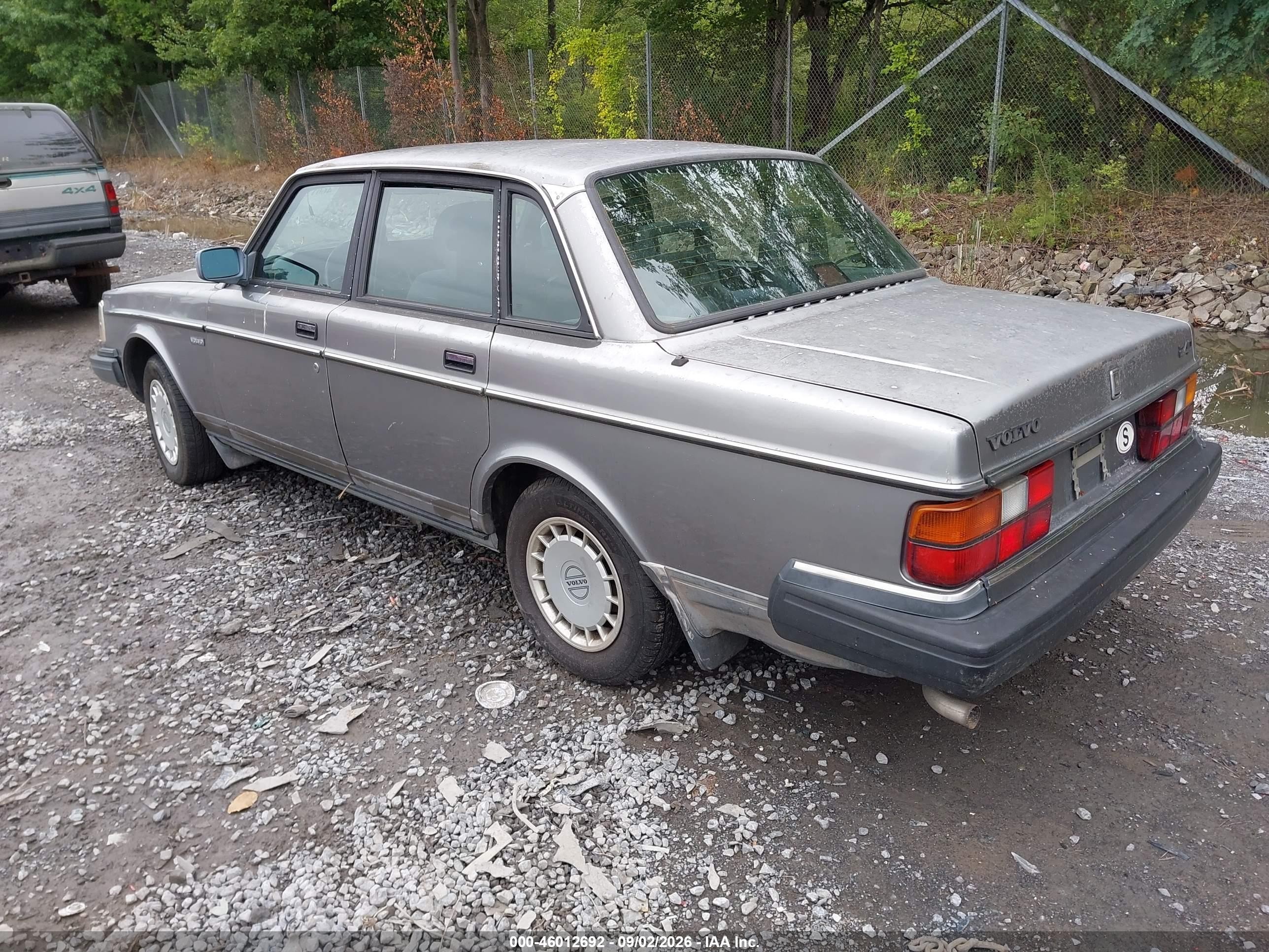 1991 Volvo 240   Silver vin: YV1AA8847M1446308
