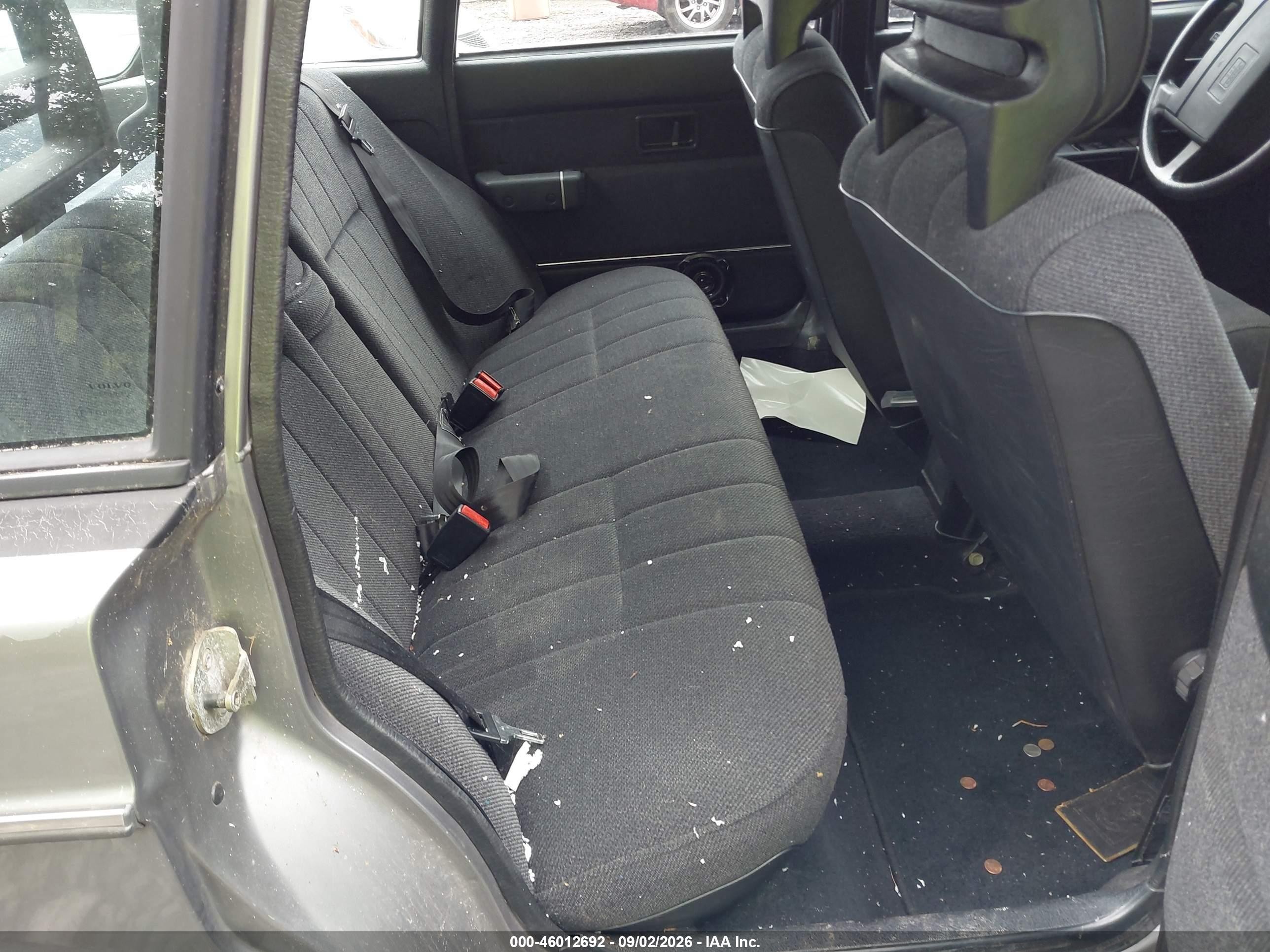 1991 Volvo 240   Silver vin: YV1AA8847M1446308