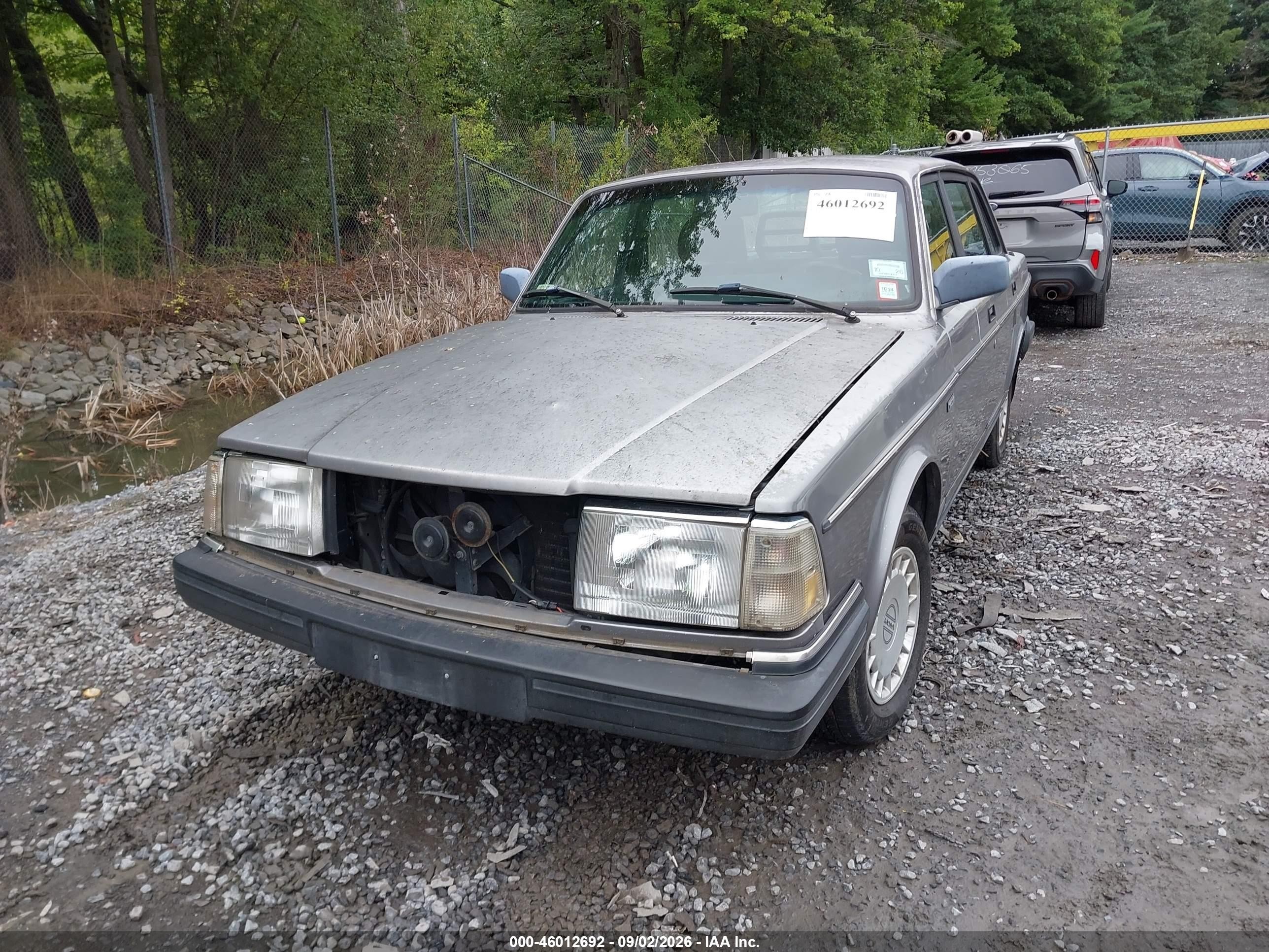 1991 Volvo 240   Silver vin: YV1AA8847M1446308