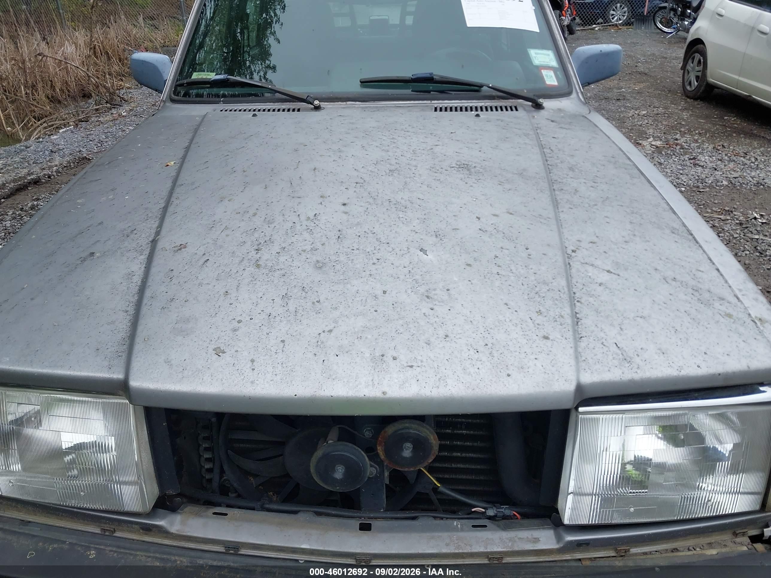 1991 Volvo 240   Silver vin: YV1AA8847M1446308