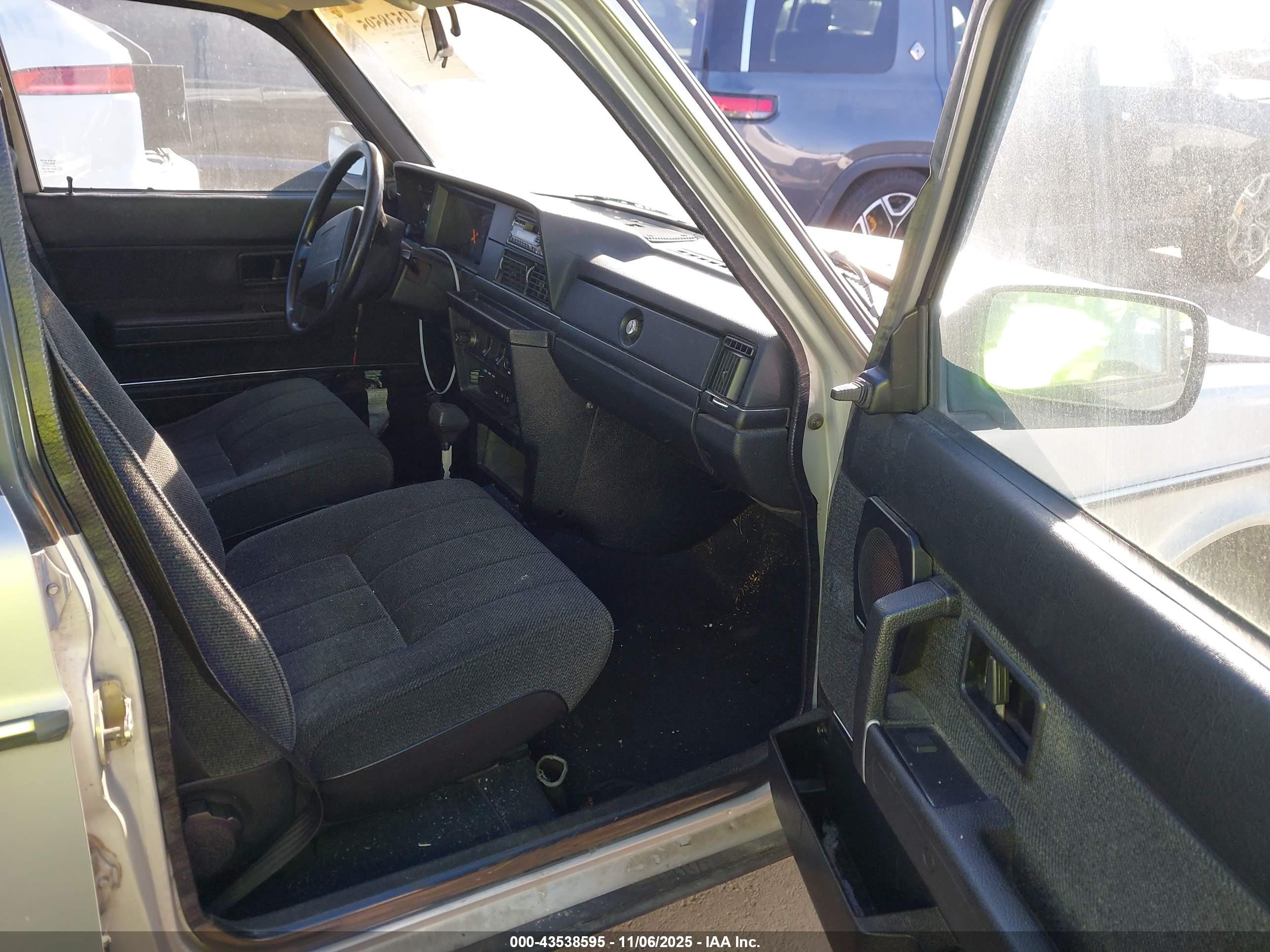 1990 Volvo 240 Dl Silver vin: YV1AA8848L1424672