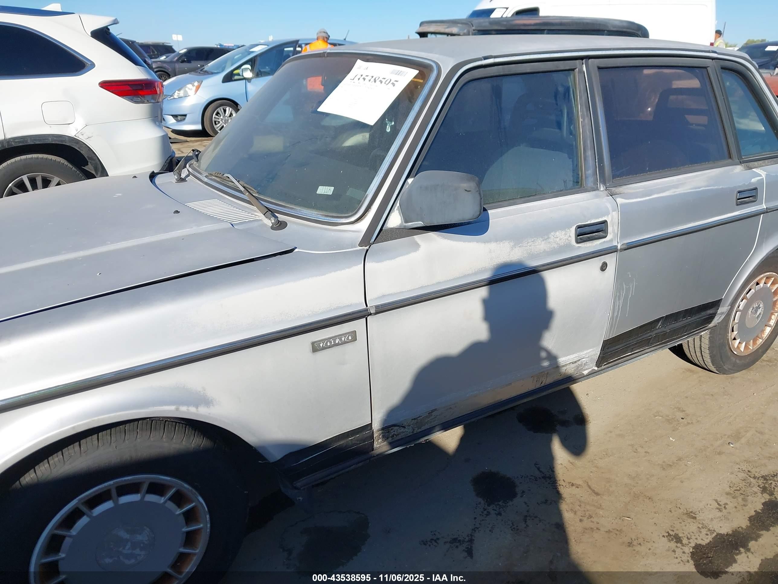 1990 Volvo 240 Dl Silver vin: YV1AA8848L1424672