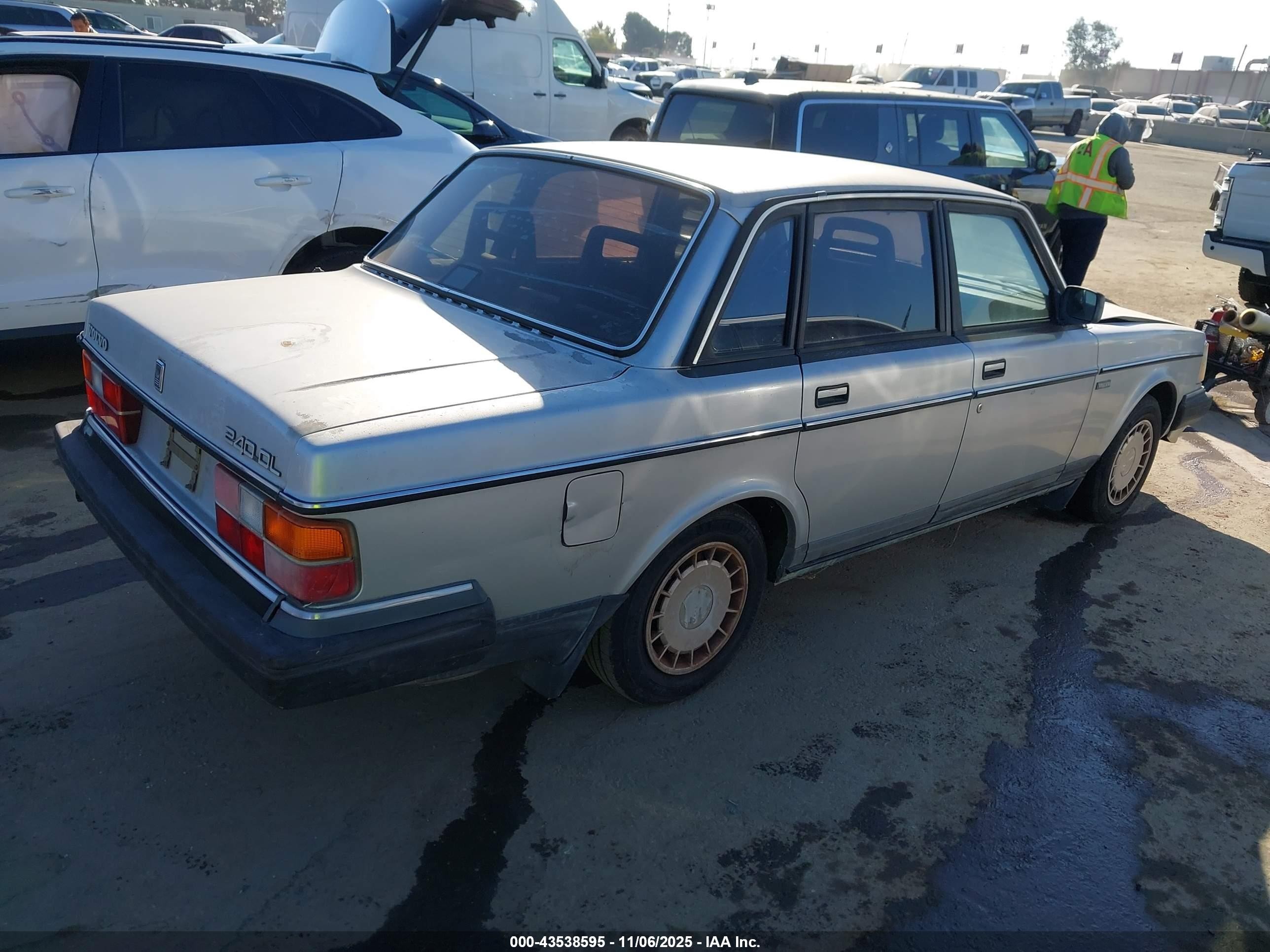 1990 Volvo 240 Dl Silver vin: YV1AA8848L1424672