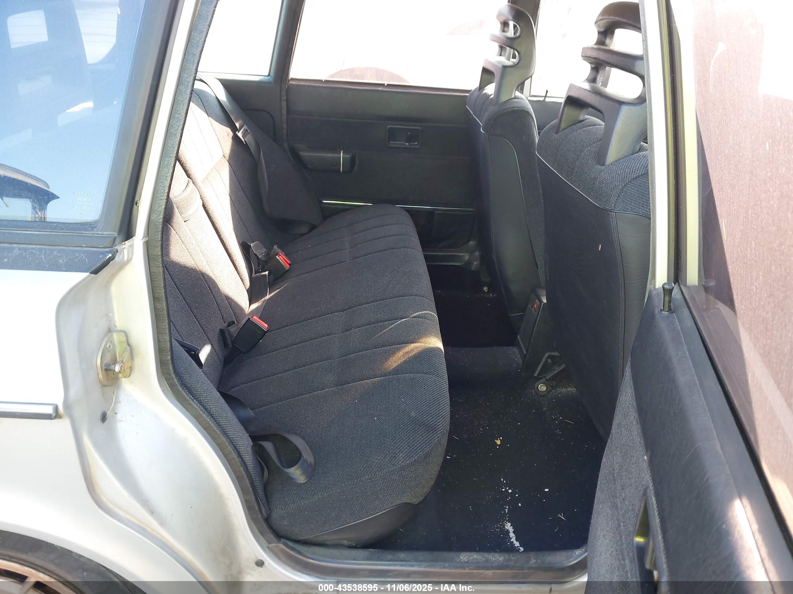 1990 Volvo 240 Dl Silver vin: YV1AA8848L1424672