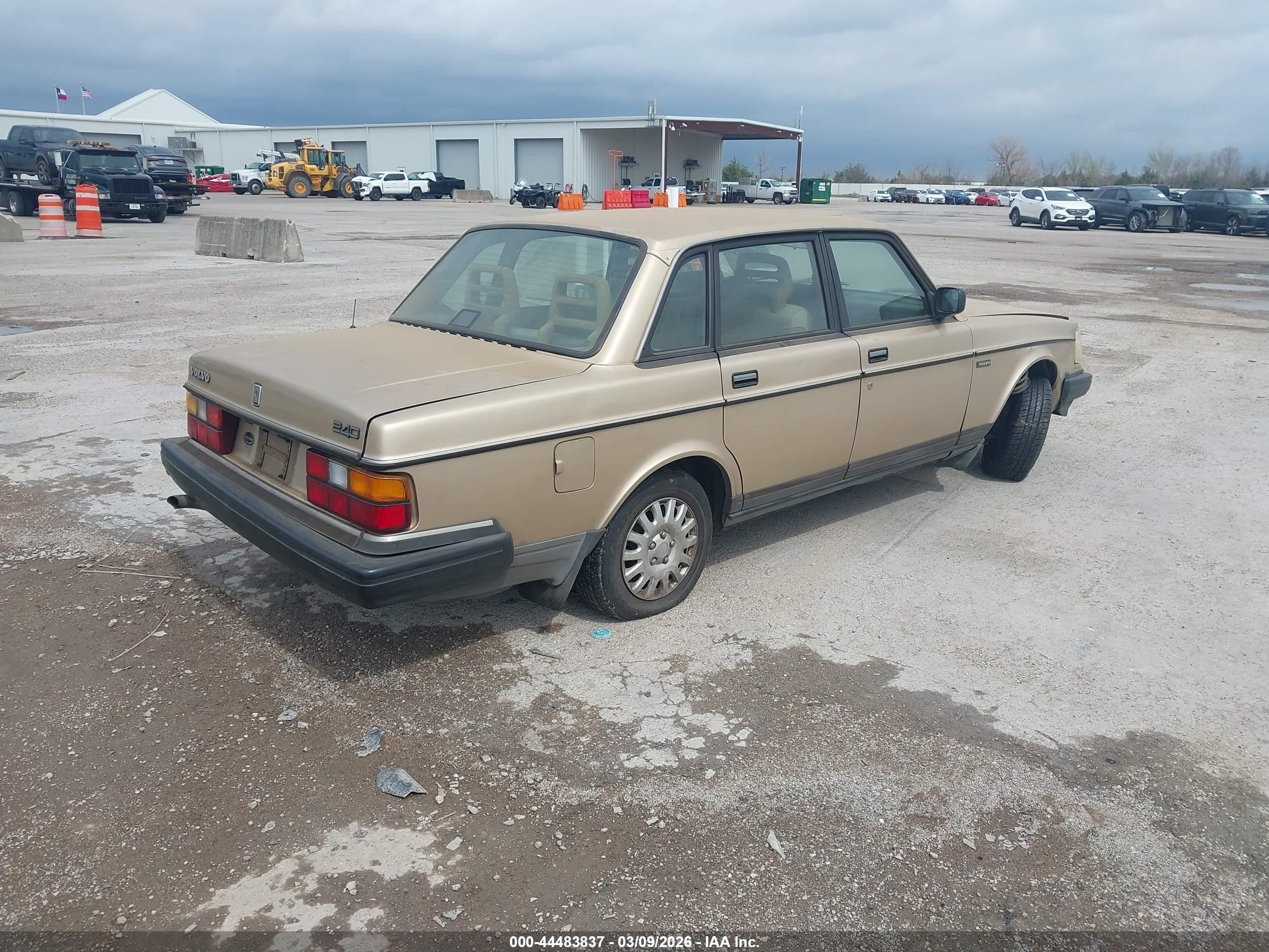 1991 Volvo 240   Gold vin: YV1AA8849M1456953