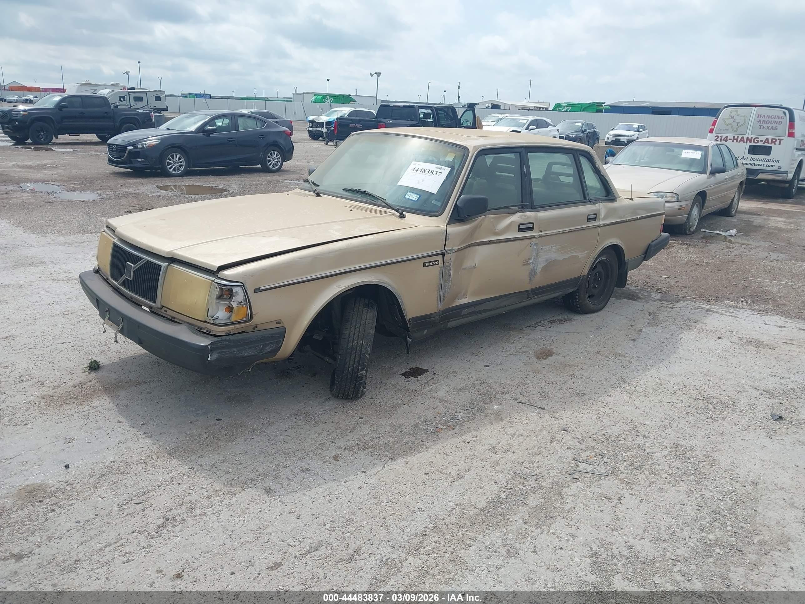 1991 Volvo 240   Gold vin: YV1AA8849M1456953