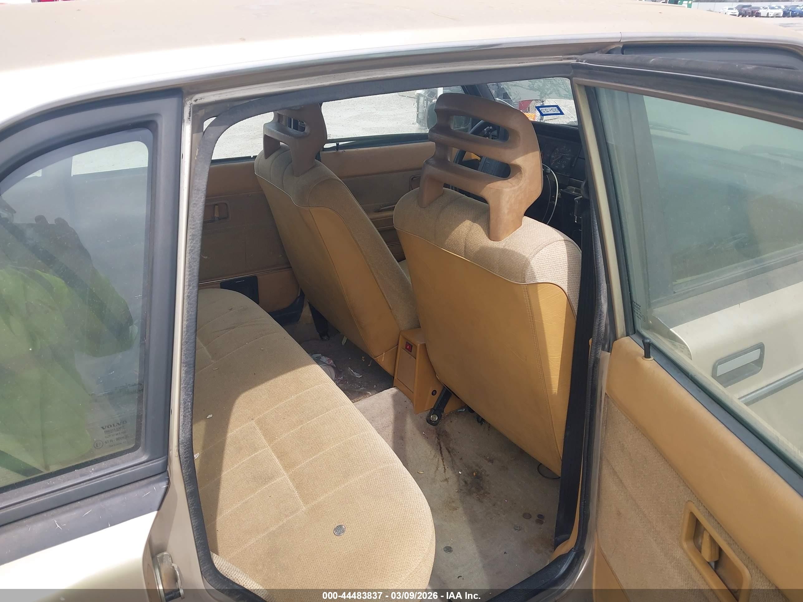 1991 Volvo 240   Gold vin: YV1AA8849M1456953