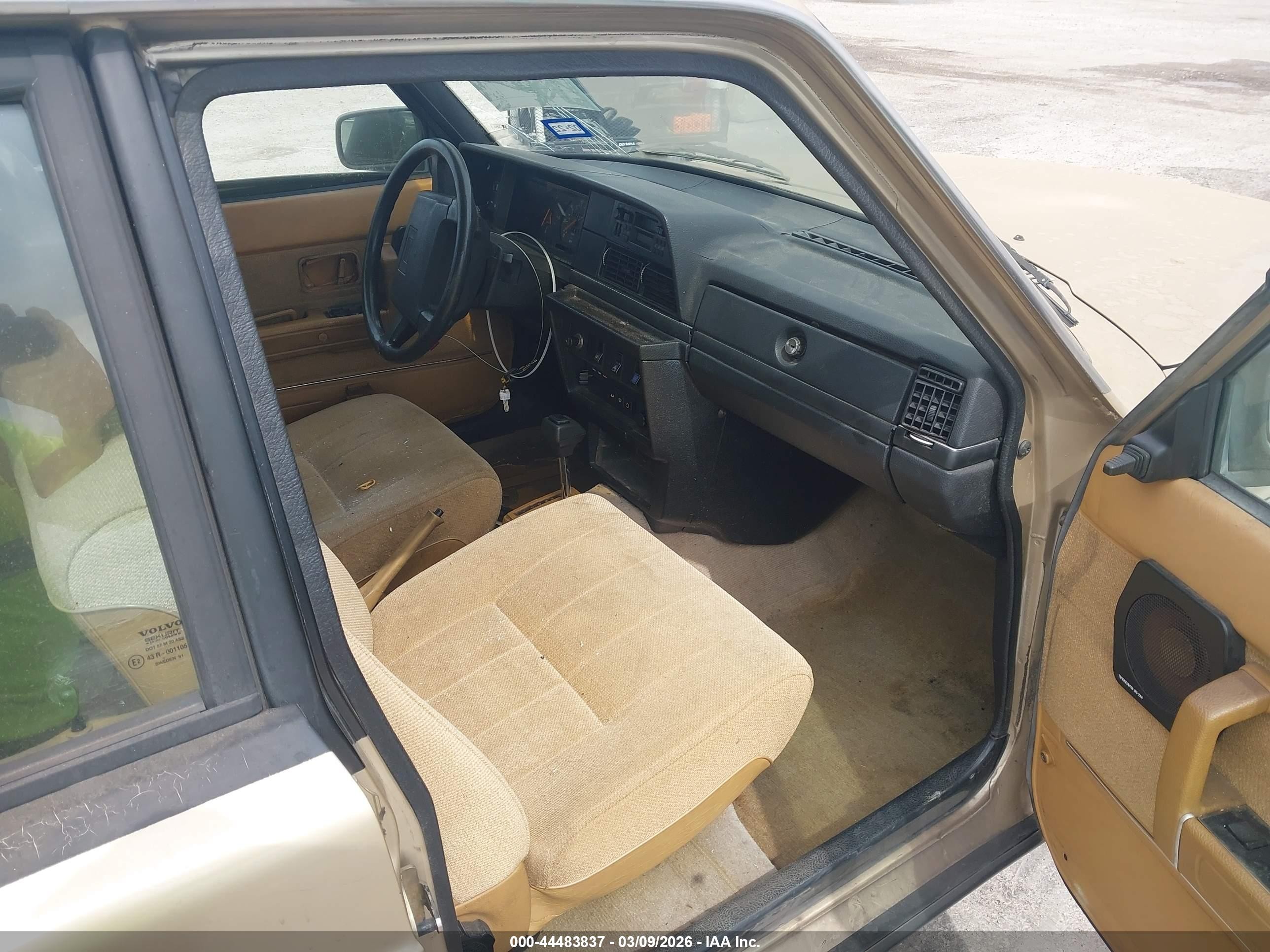 1991 Volvo 240   Gold vin: YV1AA8849M1456953