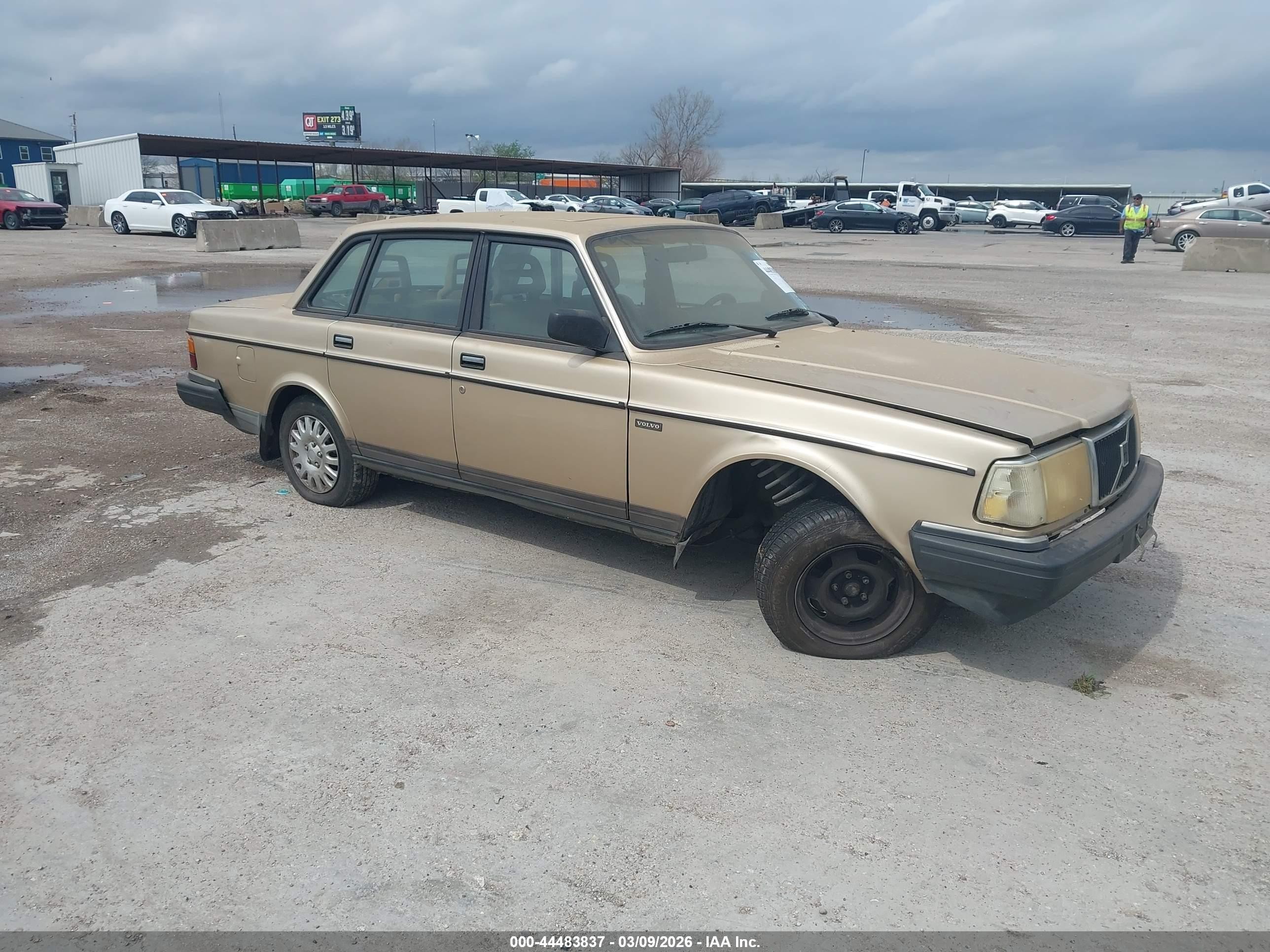 1991 Volvo 240   Gold vin: YV1AA8849M1456953