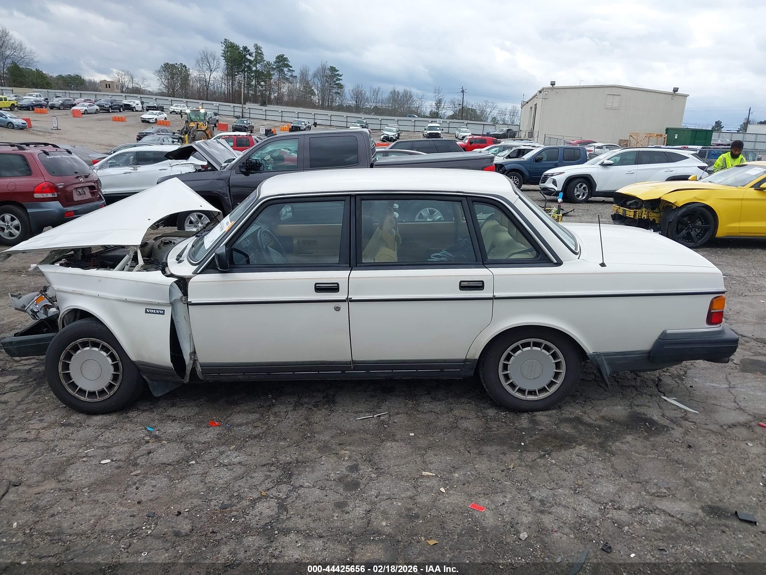 1990 Volvo 240 Dl White vin: YV1AA884XL1399743