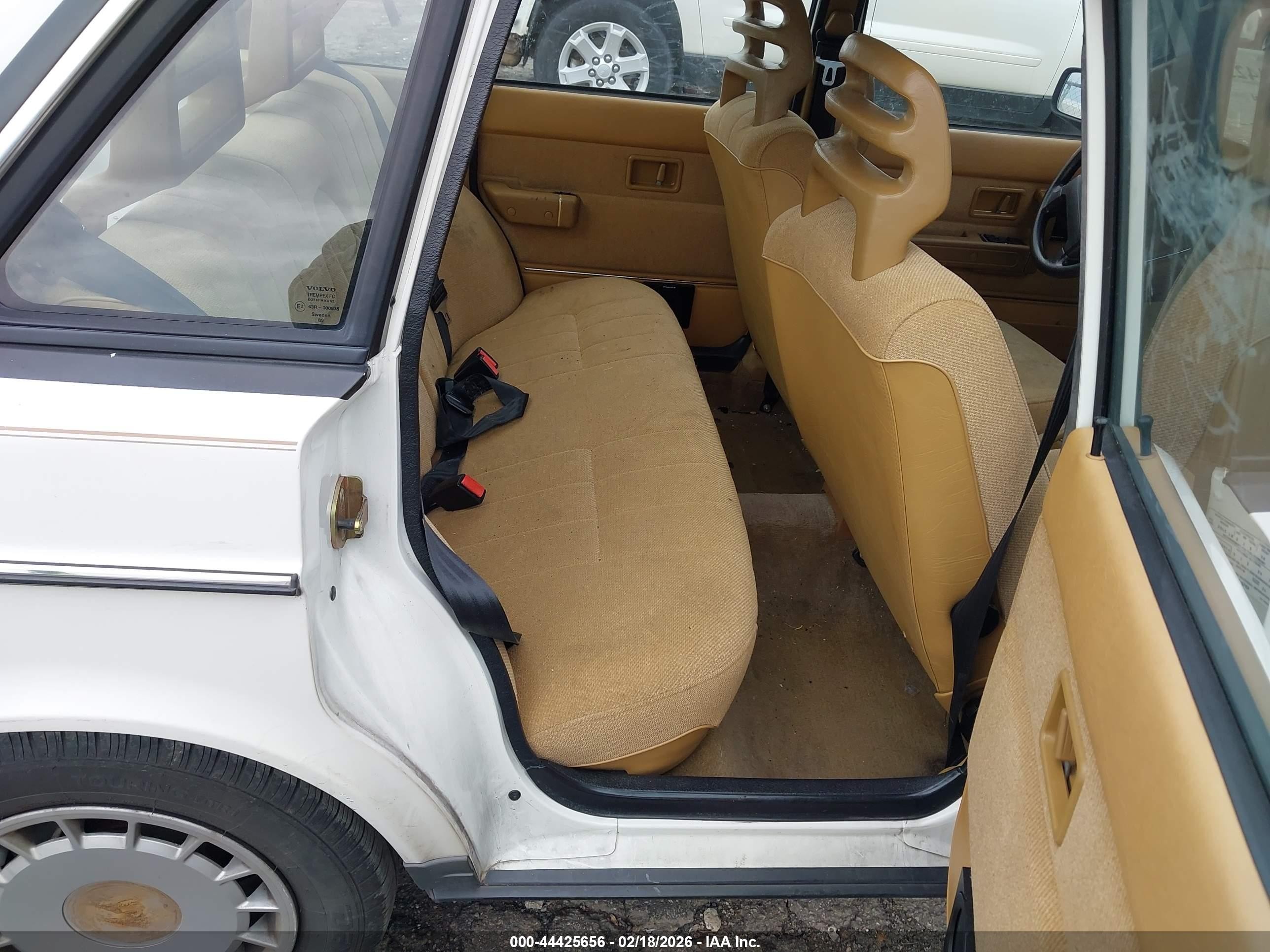 1990 Volvo 240 Dl White vin: YV1AA884XL1399743