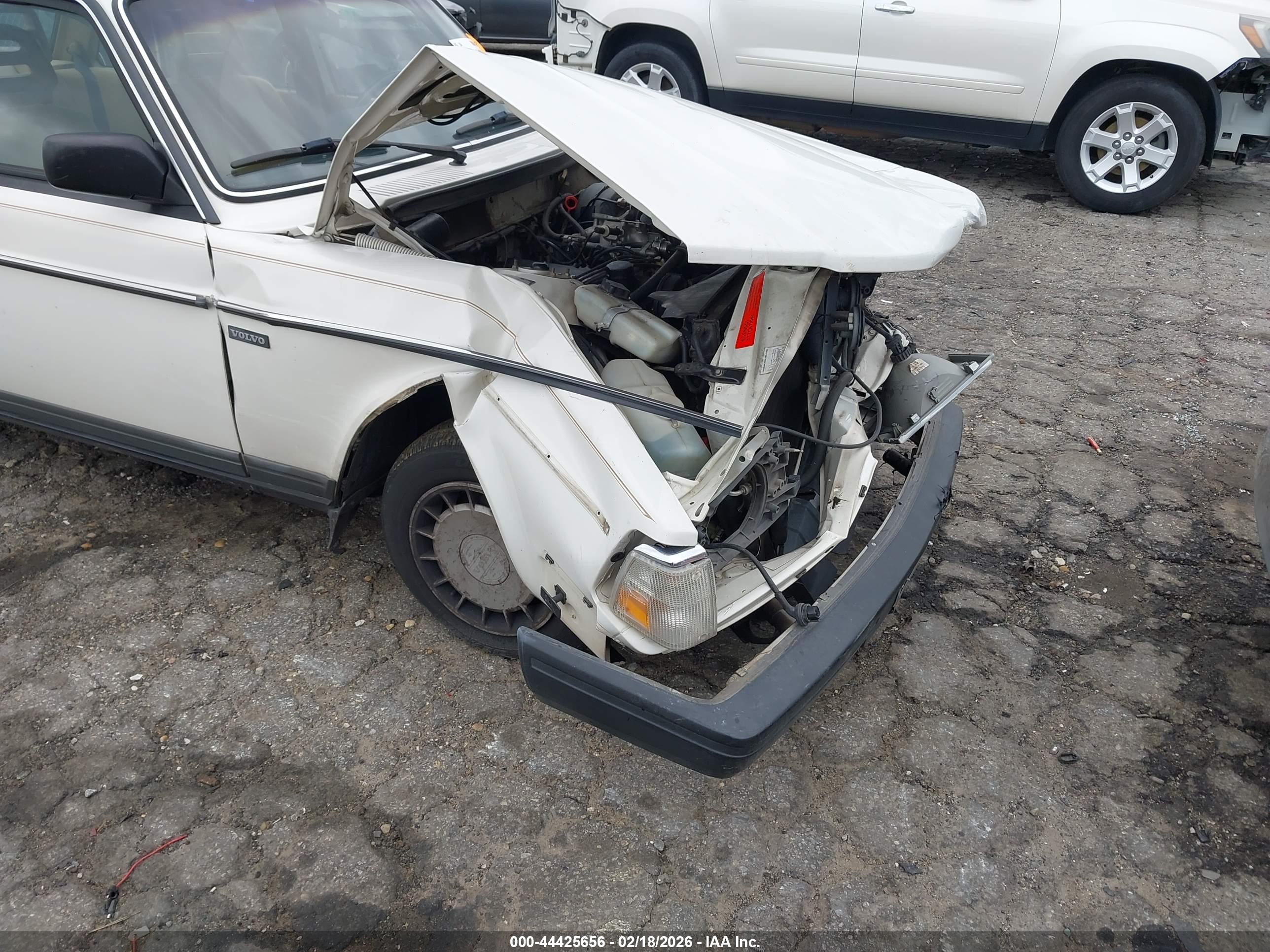 1990 Volvo 240 Dl White vin: YV1AA884XL1399743