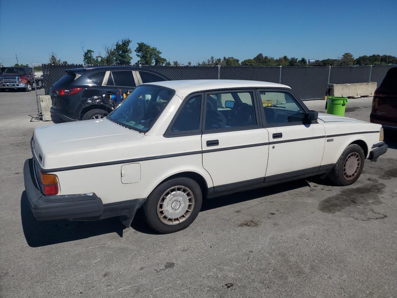 1992 Volvo 240 Base White vin: YV1AS8803N1470617