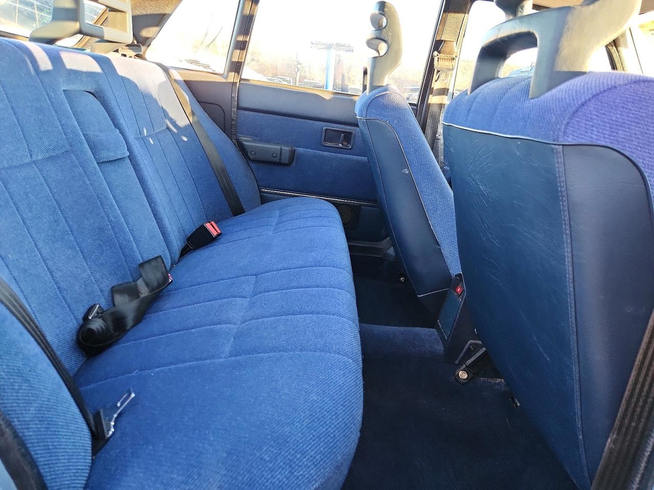 1992 Volvo 240 Base Blue vin: YV1AS8811N1468857