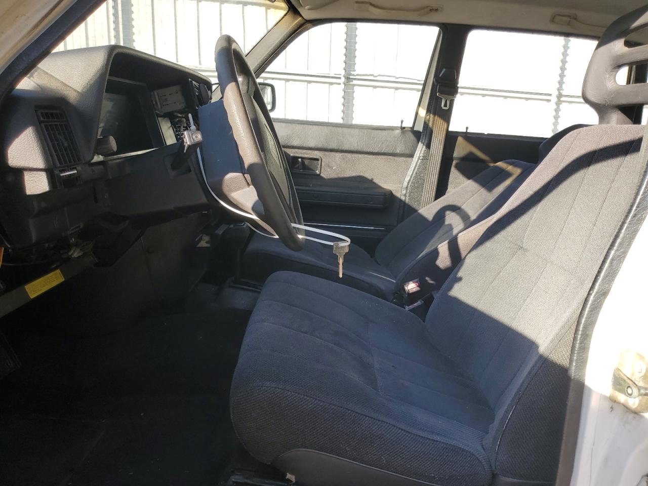 1992 Volvo 240 Base White vin: YV1AS8819N1473739