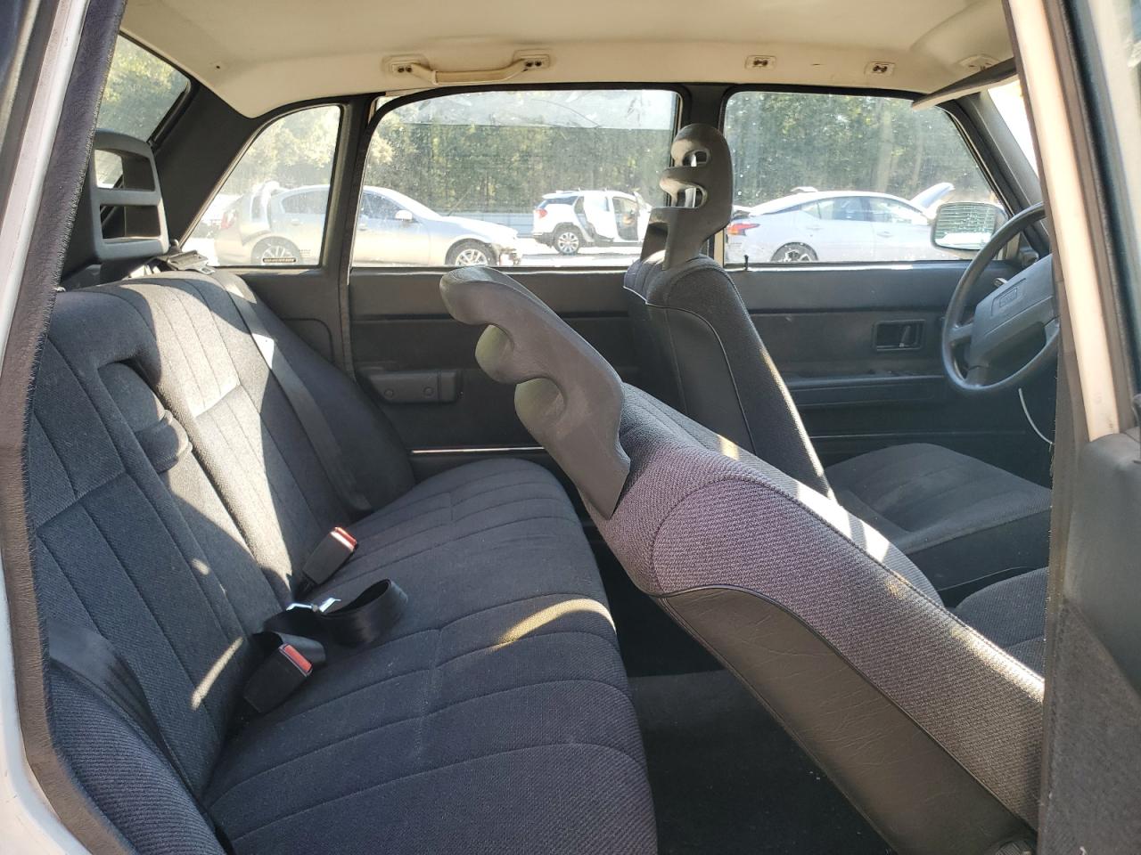 1992 Volvo 240 Base White vin: YV1AS8819N1473739