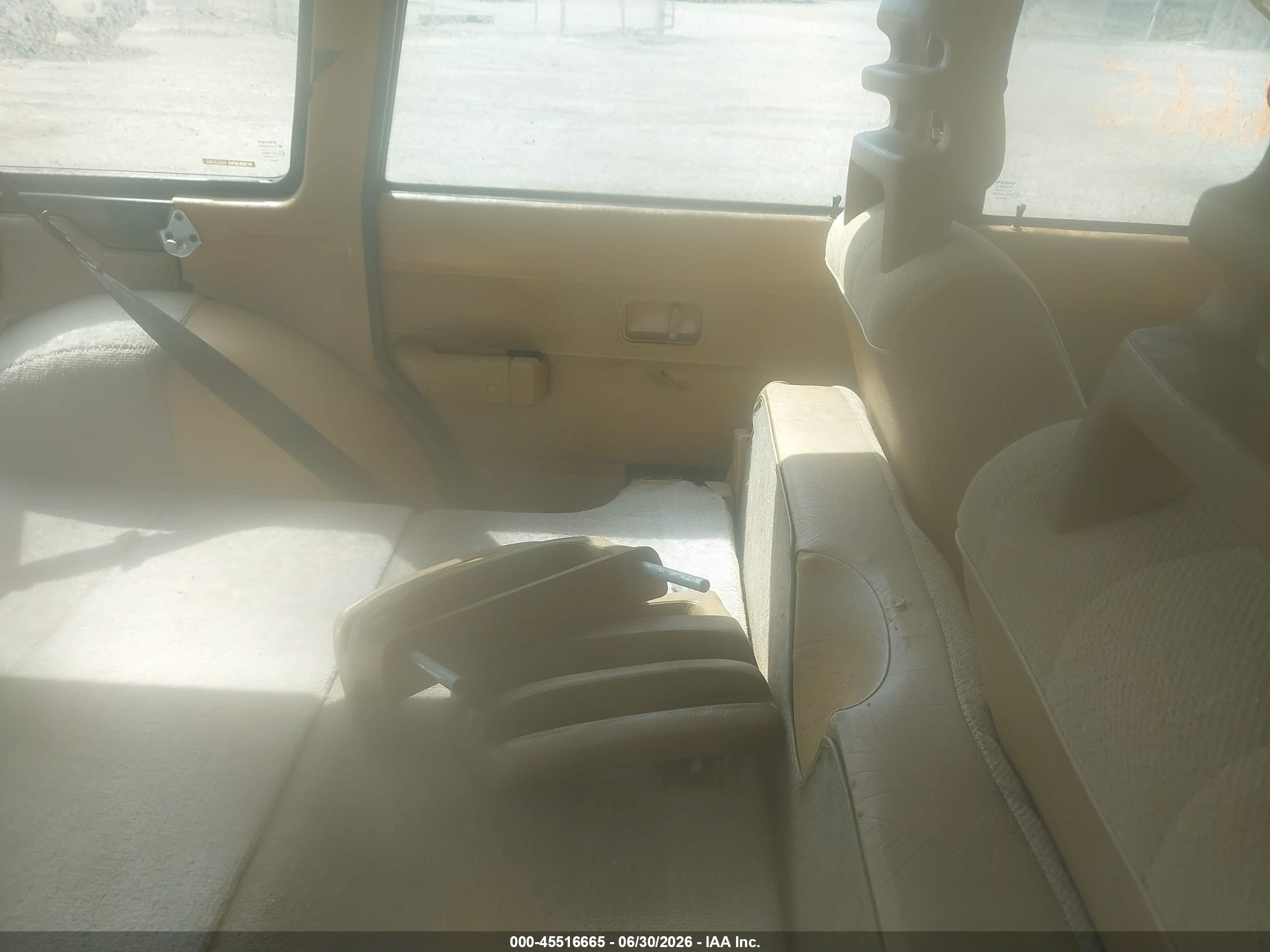 1993 Volvo 240   Green vin: YV1AW8803P1955587