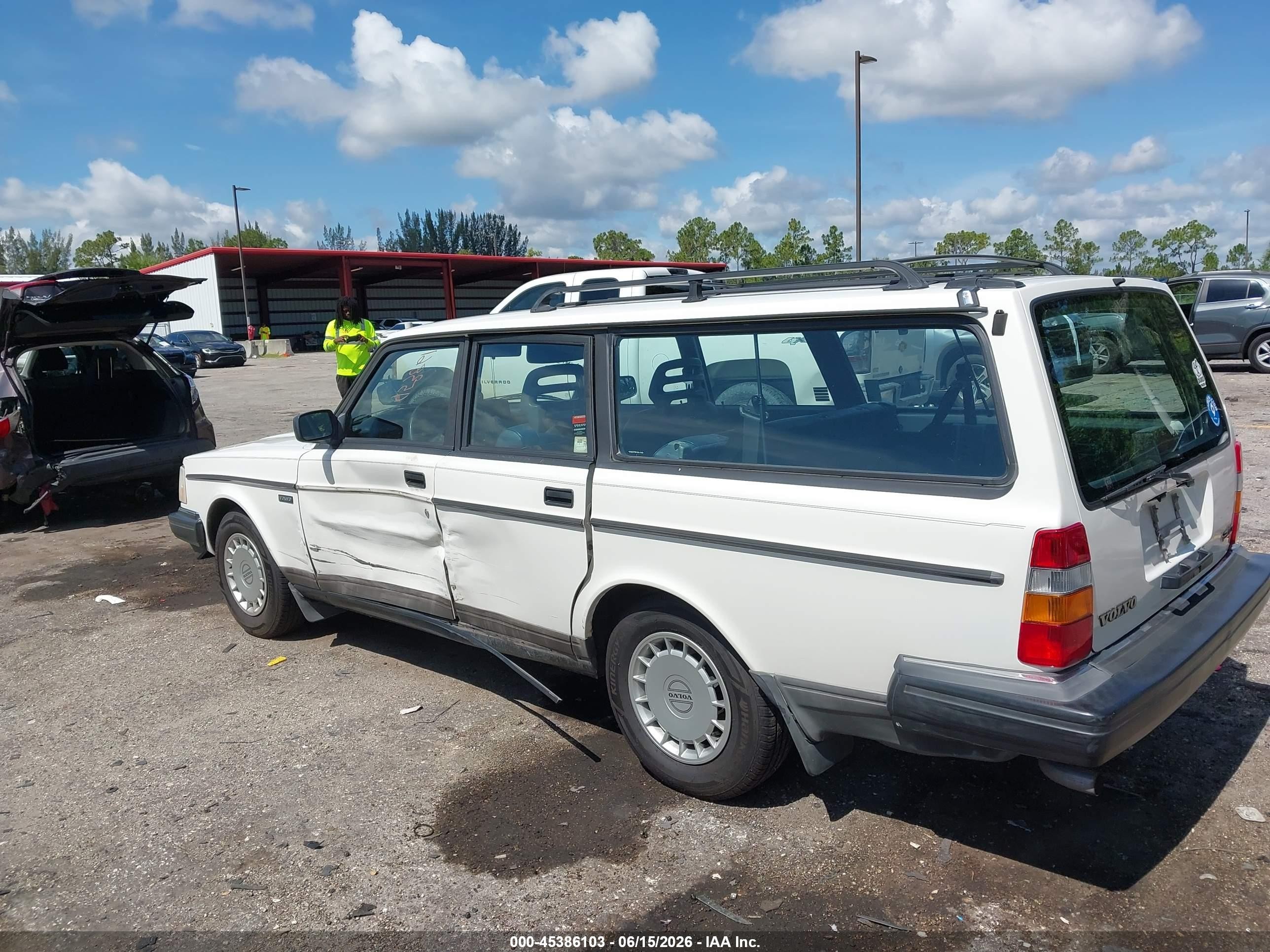 1992 Volvo 240   White vin: YV1AW8804N1929853