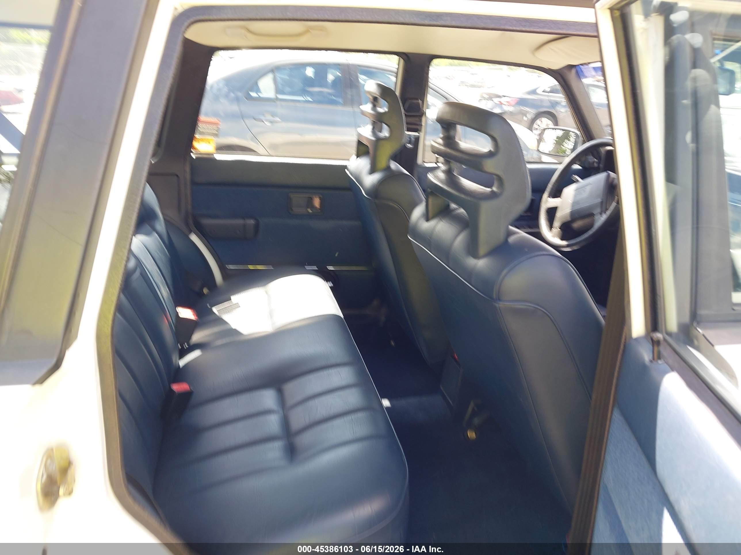 1992 Volvo 240   White vin: YV1AW8804N1929853