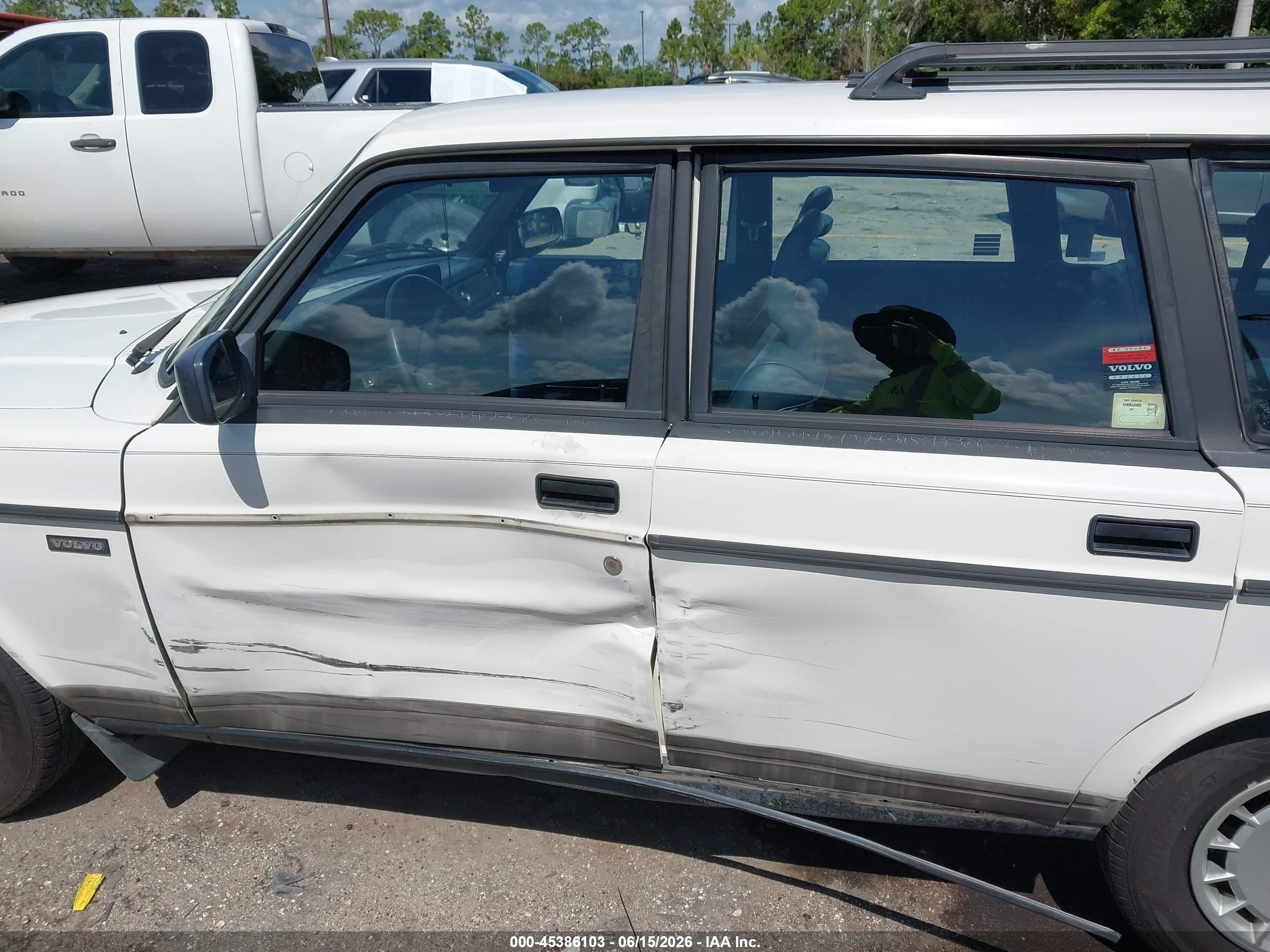 1992 Volvo 240   White vin: YV1AW8804N1929853