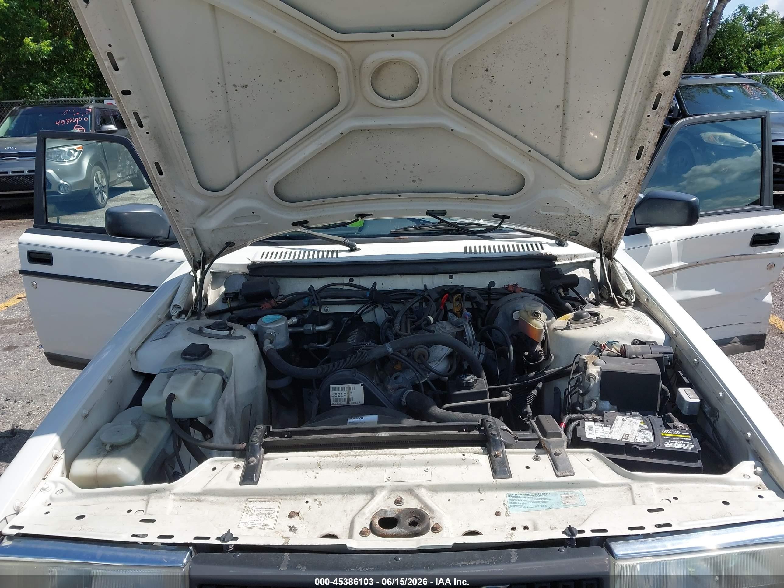 1992 Volvo 240   White vin: YV1AW8804N1929853