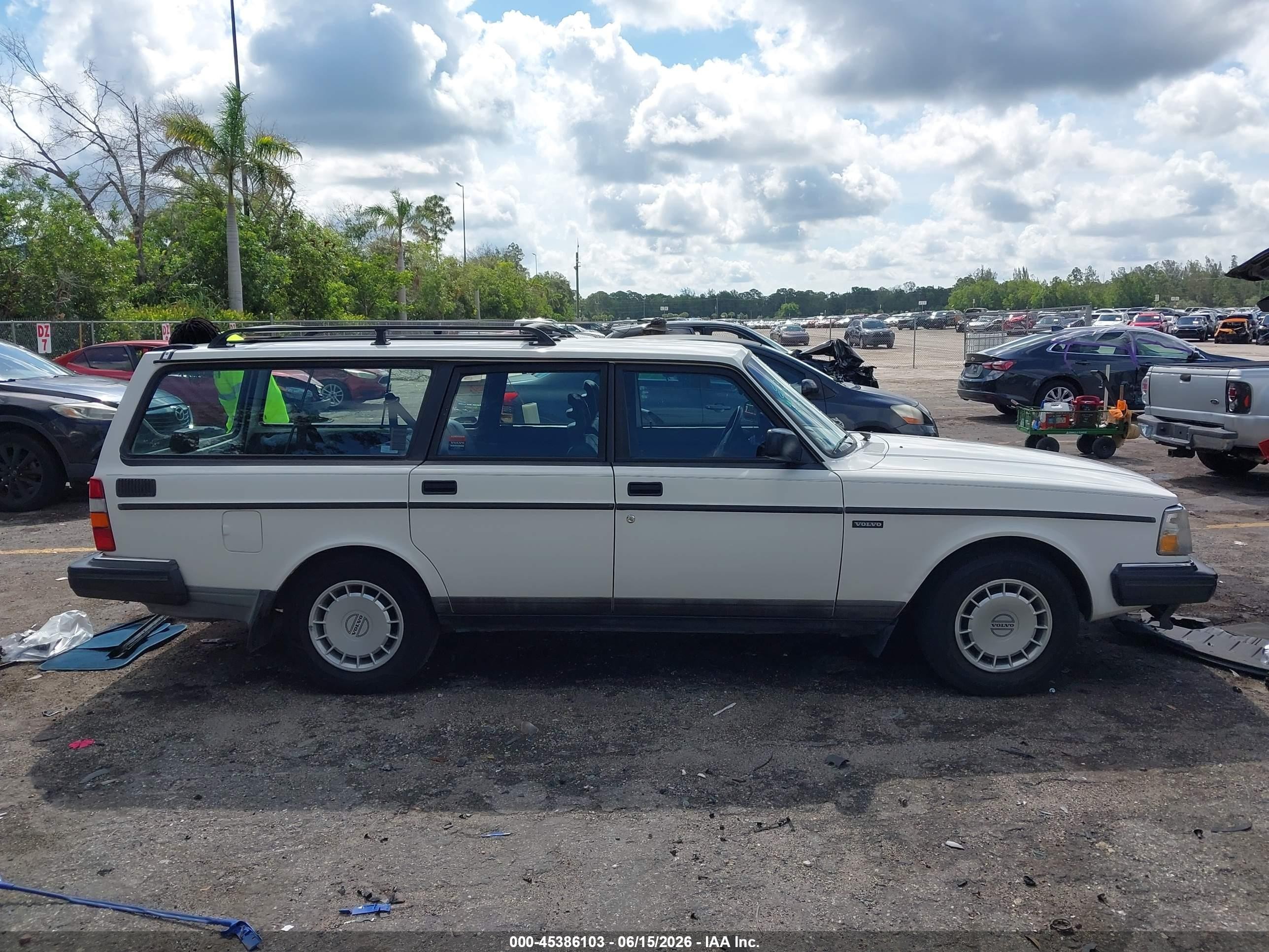 1992 Volvo 240   White vin: YV1AW8804N1929853