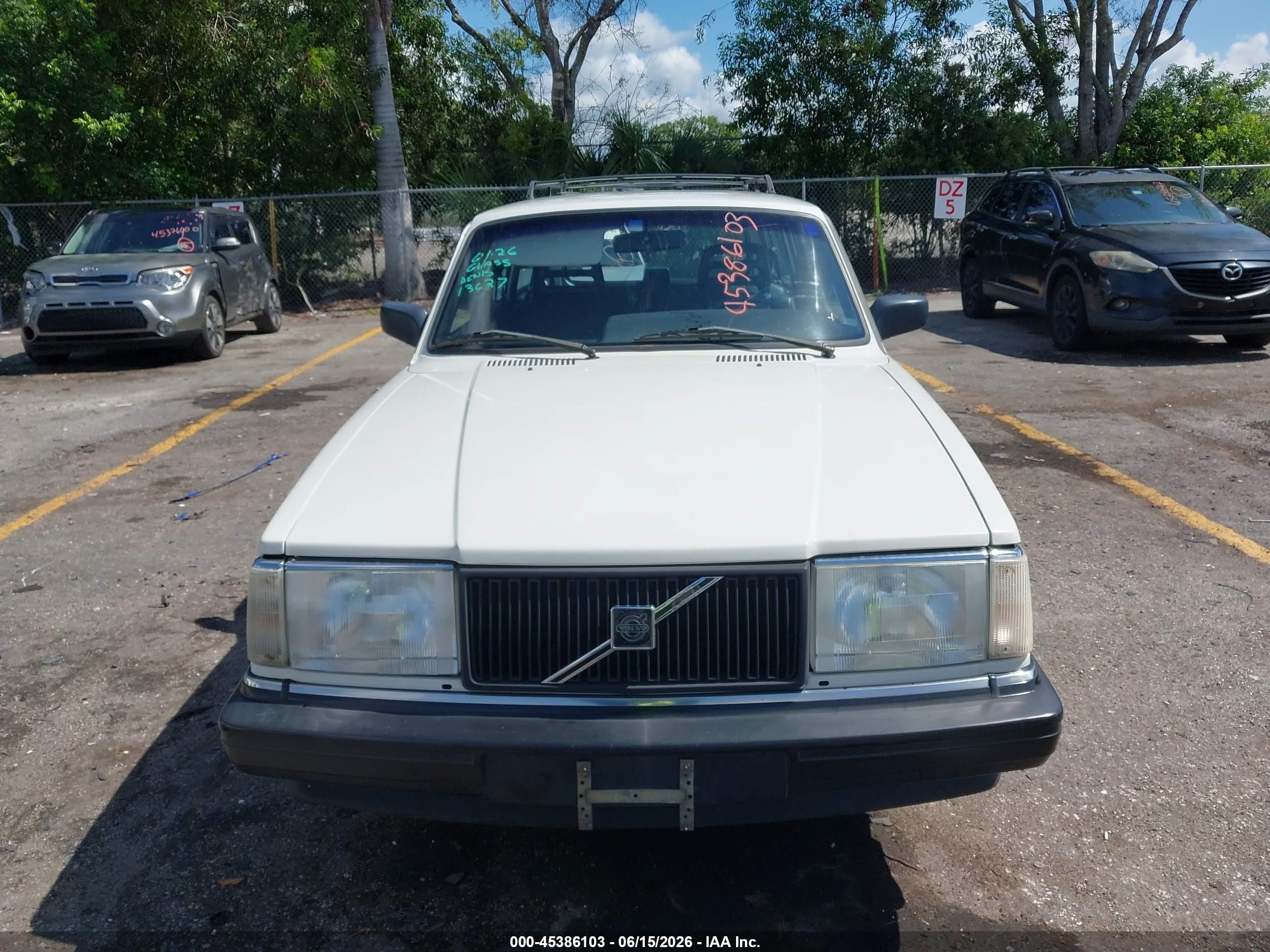 1992 Volvo 240   White vin: YV1AW8804N1929853