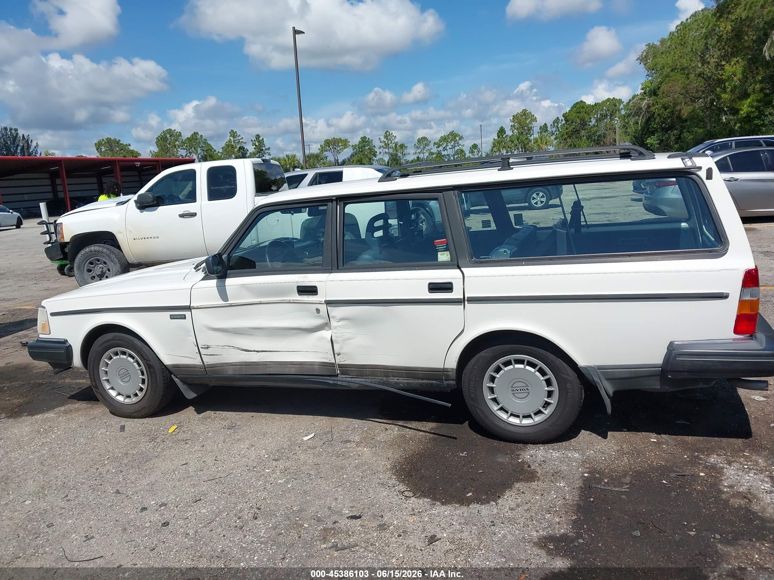 1992 Volvo 240   White vin: YV1AW8804N1929853