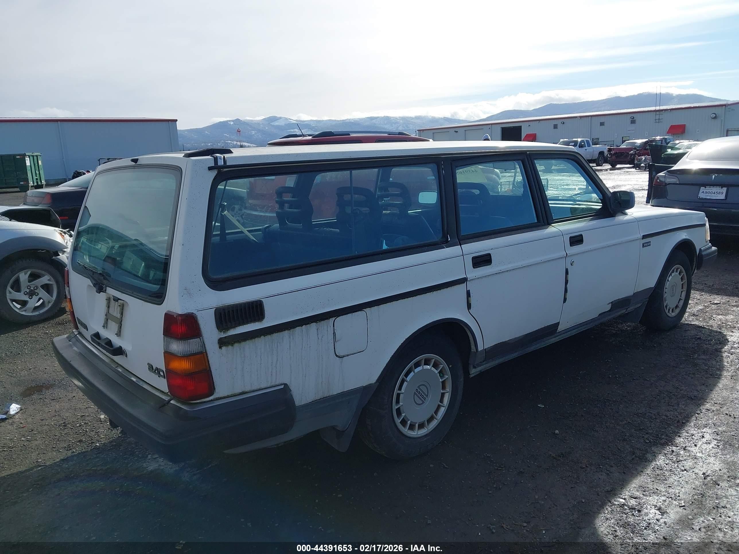 1992 Volvo 240   White vin: YV1AW8805N1933006