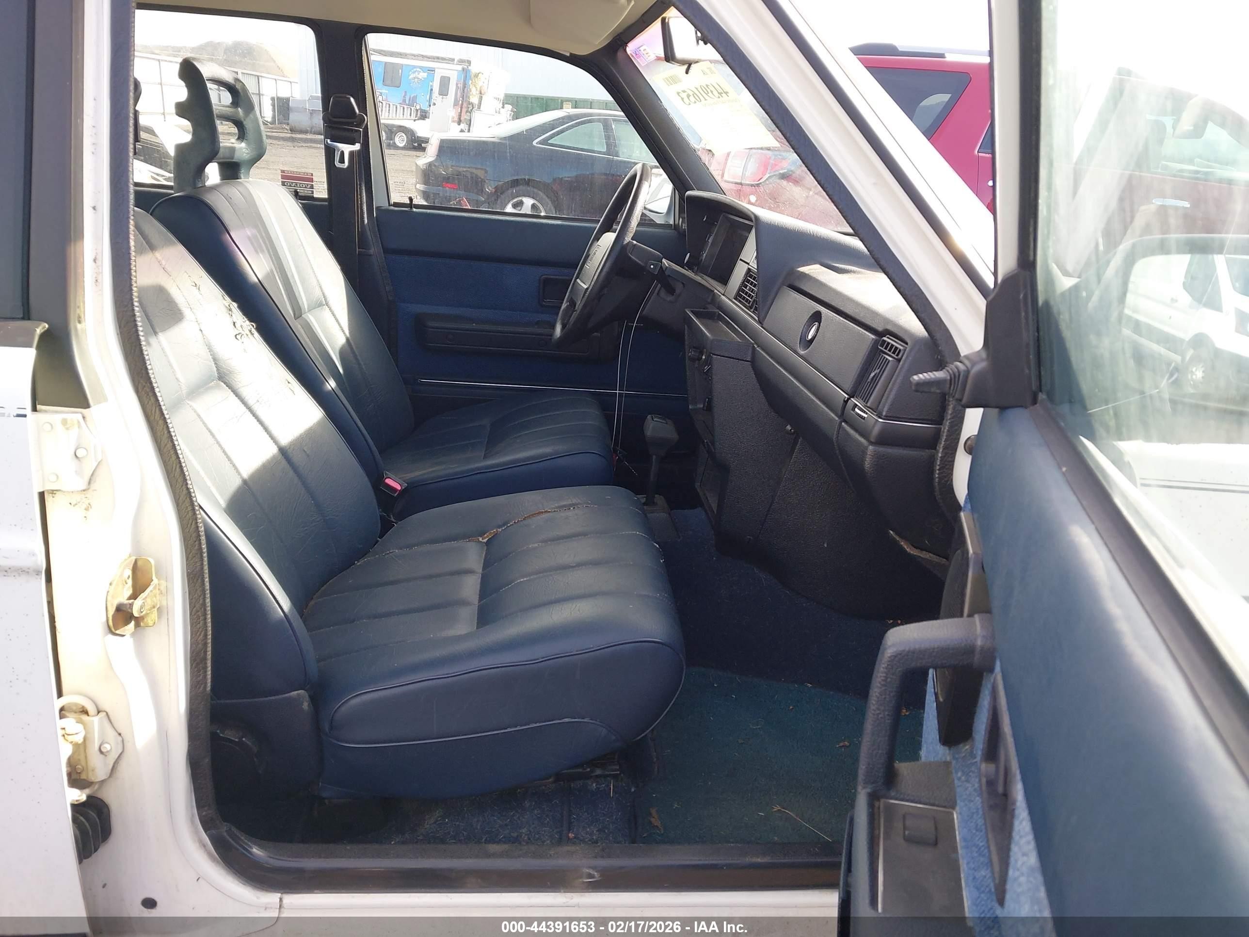 1992 Volvo 240   White vin: YV1AW8805N1933006